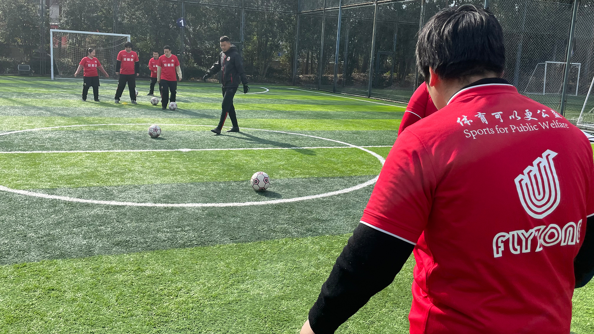 Menschen mit Behinderung spielen Fußball auf einem Fußballplatz mit Kunstrasen in Shanghai. | ARD-Studio Shanghai