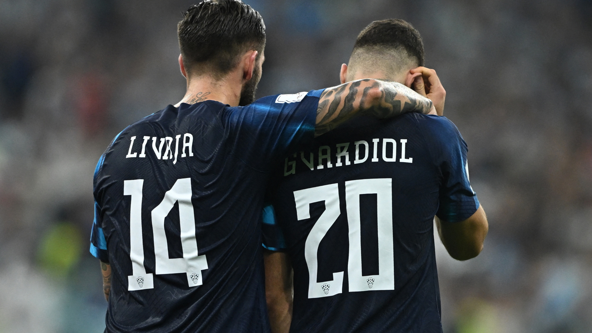 Kroatische Nationalspieler Josko Gvardiol und Marko Livaja nach der Niederlage im Halbfinale gegen Argentinien | REUTERS