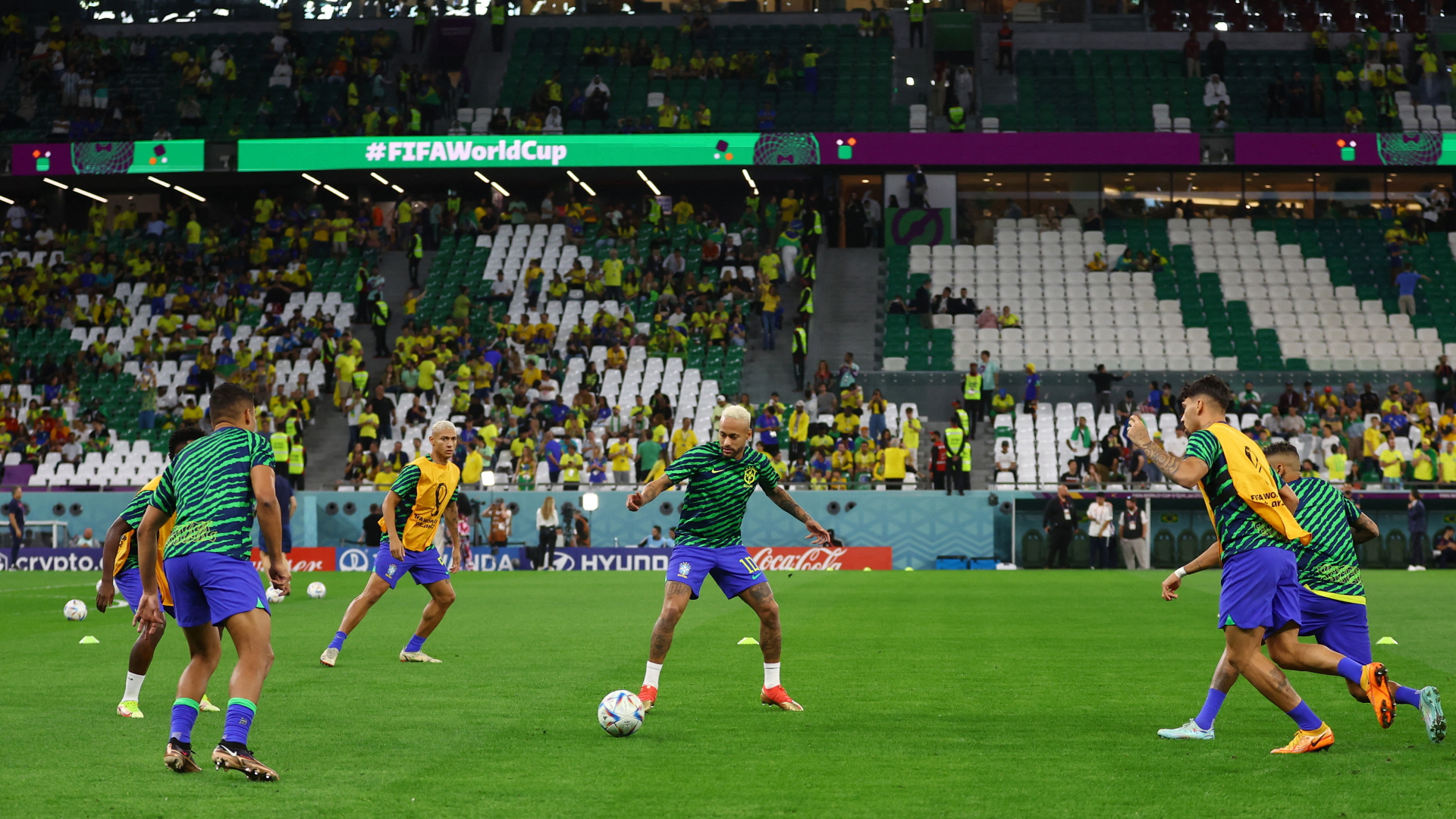 Der brasilianische Nationalspieler Neymar beim Aufwärmen vor dem Spiel