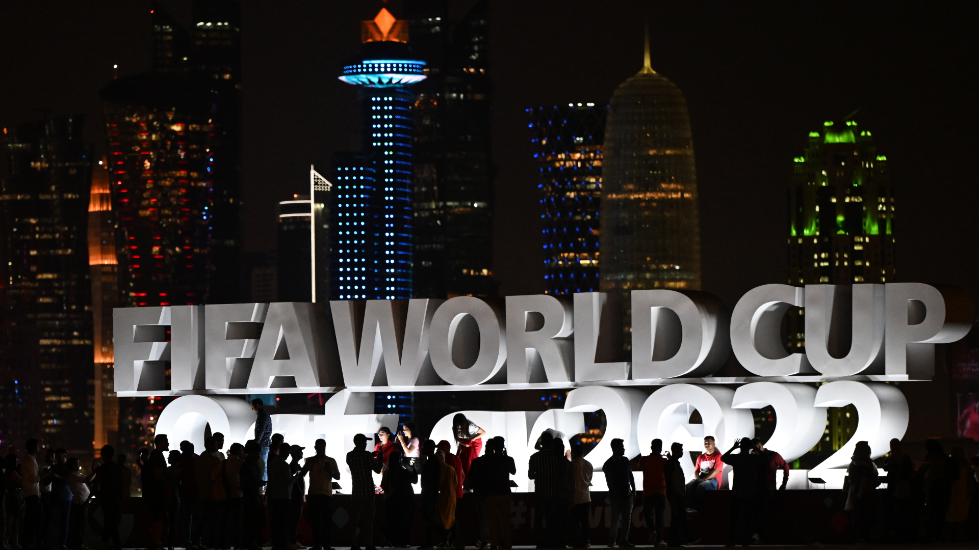 Fans machen vor dem Schriftzug "Fifa Wordcup Qatar 2022" Fotos.  | dpa