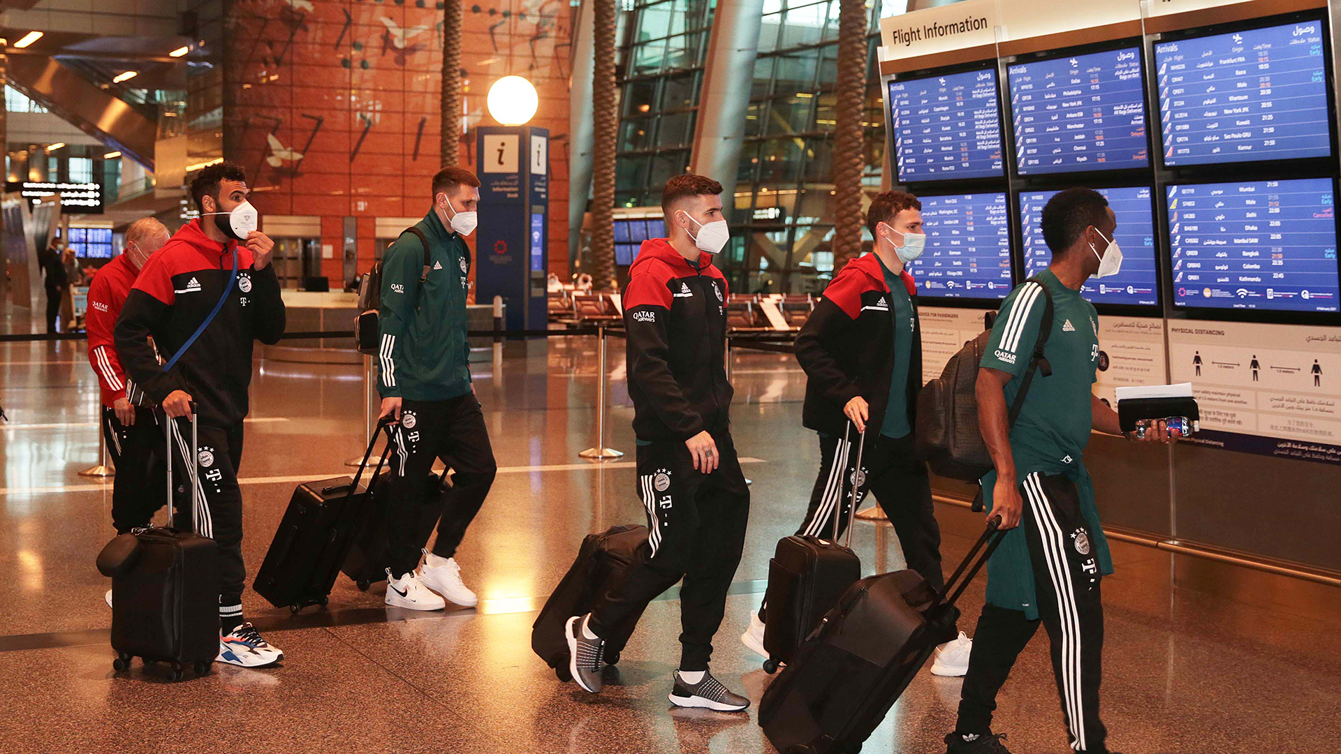 Spieler des FC Bayern München am Flughafen von Katar | dpa