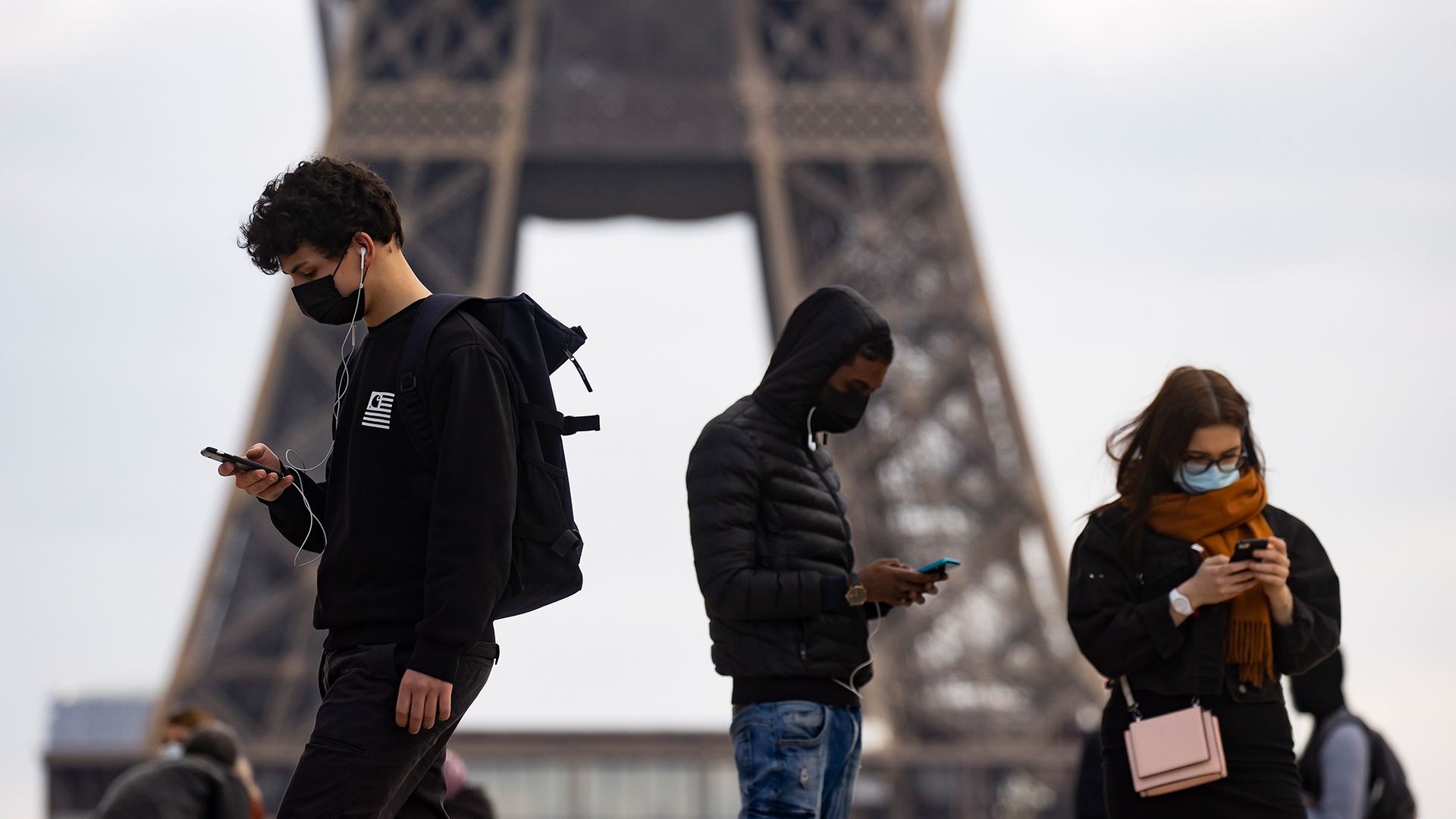 Fußgänger mit Gesichtsmasken in der Nähe des Eiffelturms in Paris. | EPA