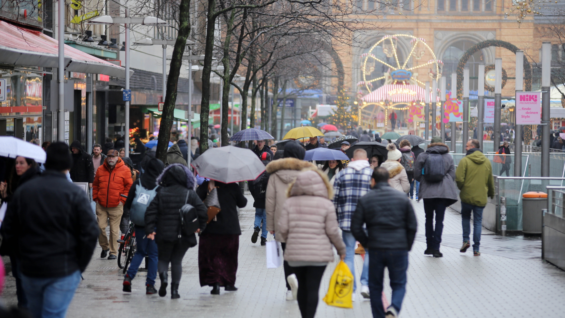 Menschen gehen durch eine Fußgängerzone in Hannover (aufgenommen am 23.12.2023)