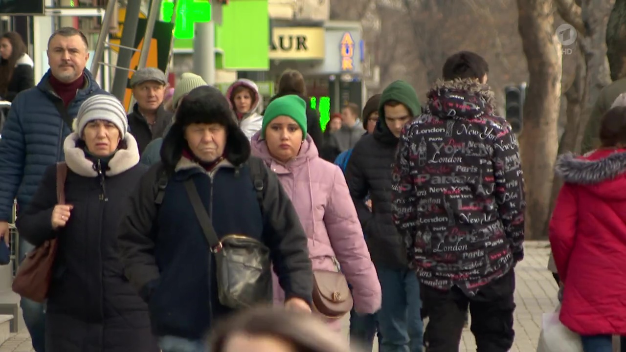 Menschen in einer Moldauer Fußgängerzone.