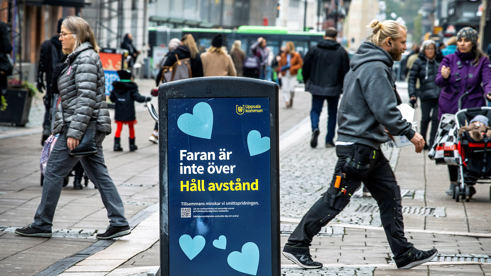 Menschen gehen durch eine Fußgängerzone in Uppsala | via REUTERS