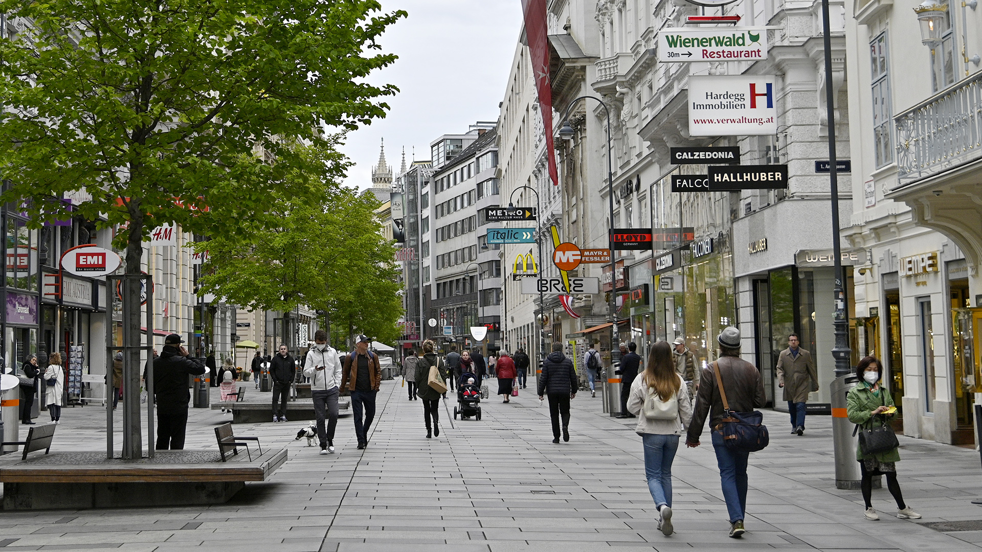 Menschen sind in der Wiener Innenstadt unterwegs, Österreich. | dpa