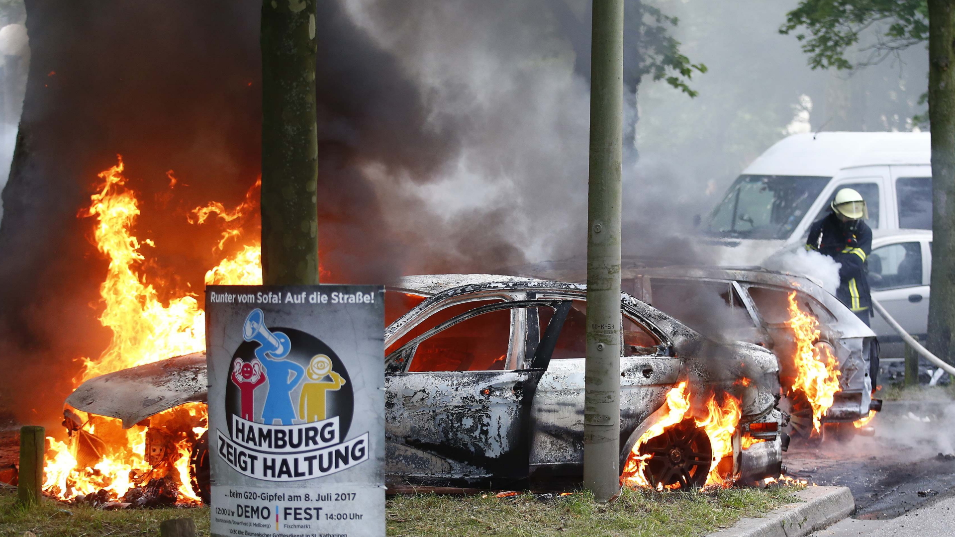 Brennendes Auto in Hamburg | Bildquelle: REUTERS