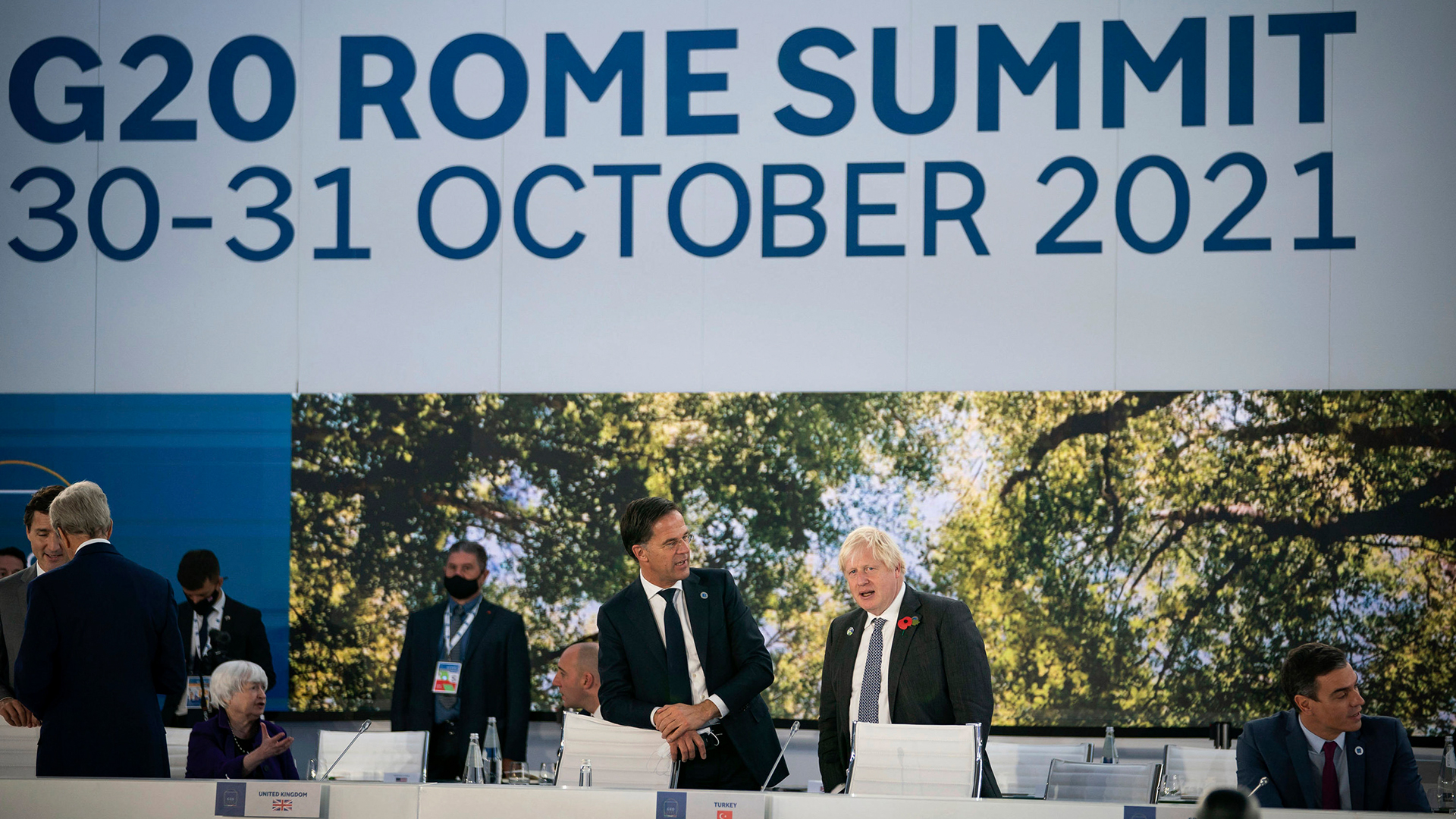 Boris Johnson spricht mit Mark Rutte beim G20-Gipfel. | AP