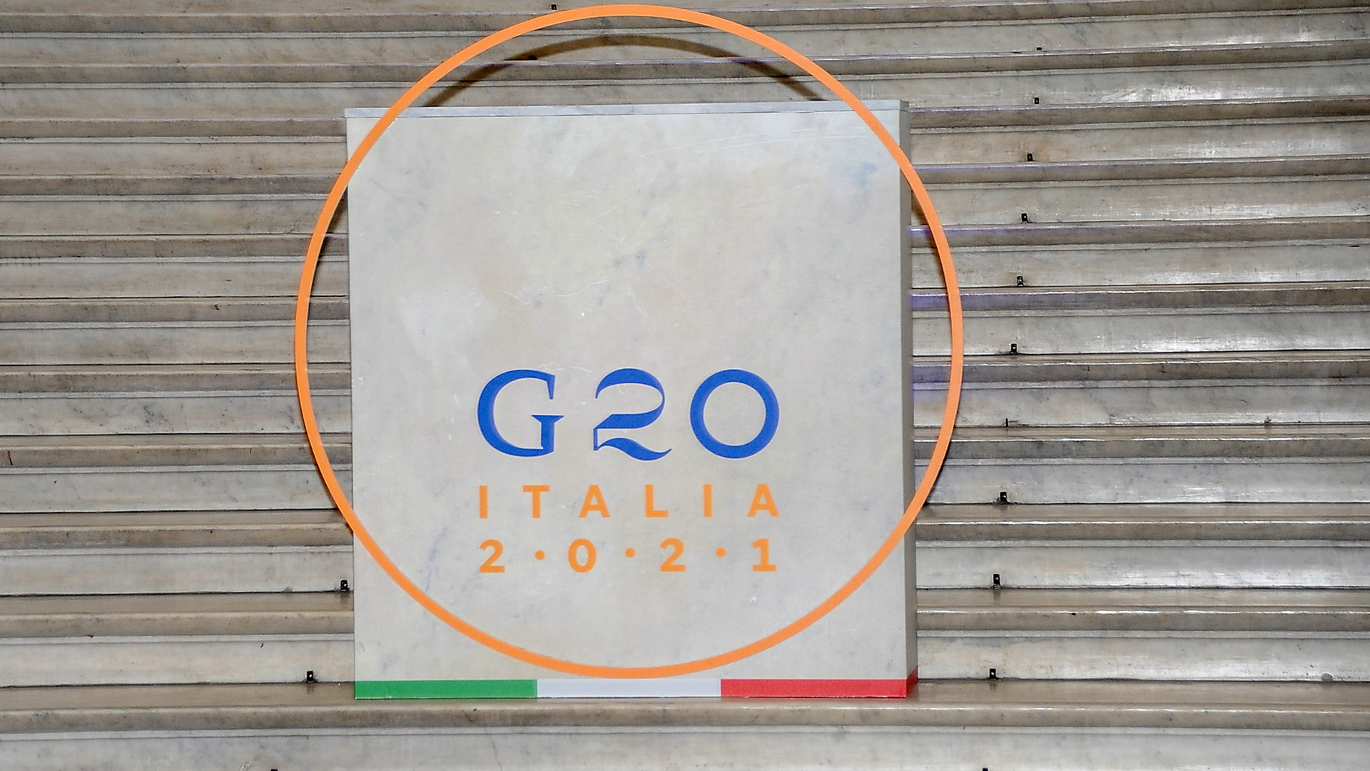  Das Logo des G20-Treffens steht auf den Stufen des Palazzo Reale, Neapel/Italien | dpa