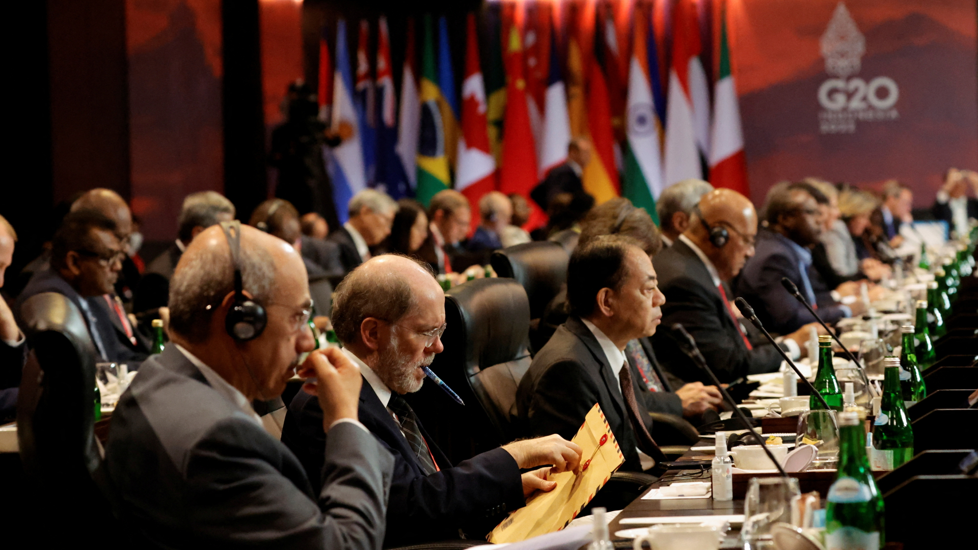 Delegierte nehmen an einer Sitzung des G20-Gipfels auf Bali teil. | REUTERS