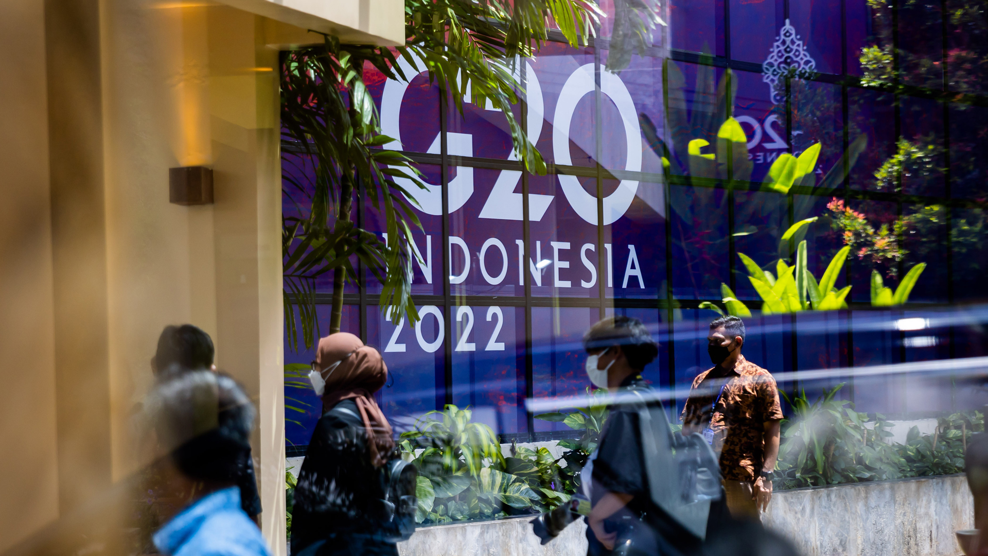 Der Schriftzug "G20 Indonesia 2022" auf der Außenwand des Gipfel-Medienzentrums. | picture alliance/dpa