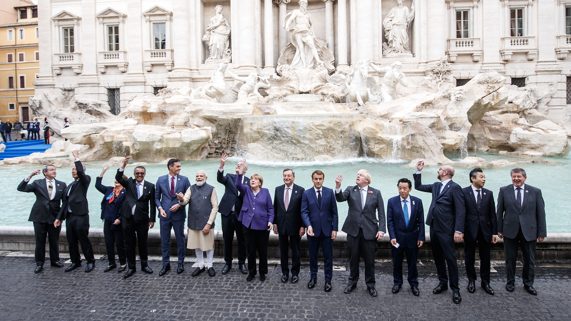 Die Staats- und Regierungschefs der G20-Staaten stehen vor dem Trevi-Brunnen in Rom. | dpa