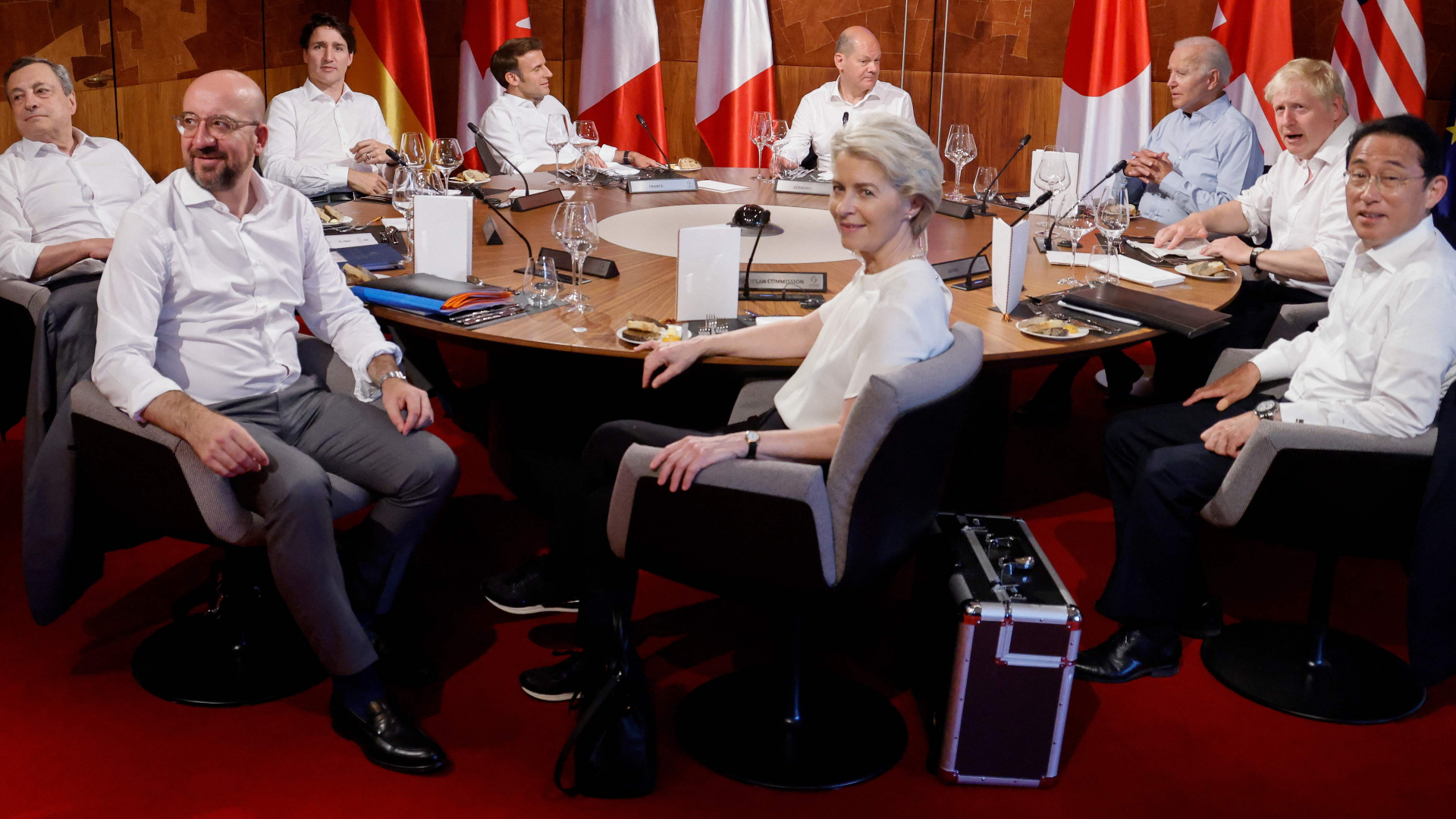 Die Staats- und Regierungschefs der G7 und Vertreter der EU beim Arbeitstreffen auf Schloss Elmau.