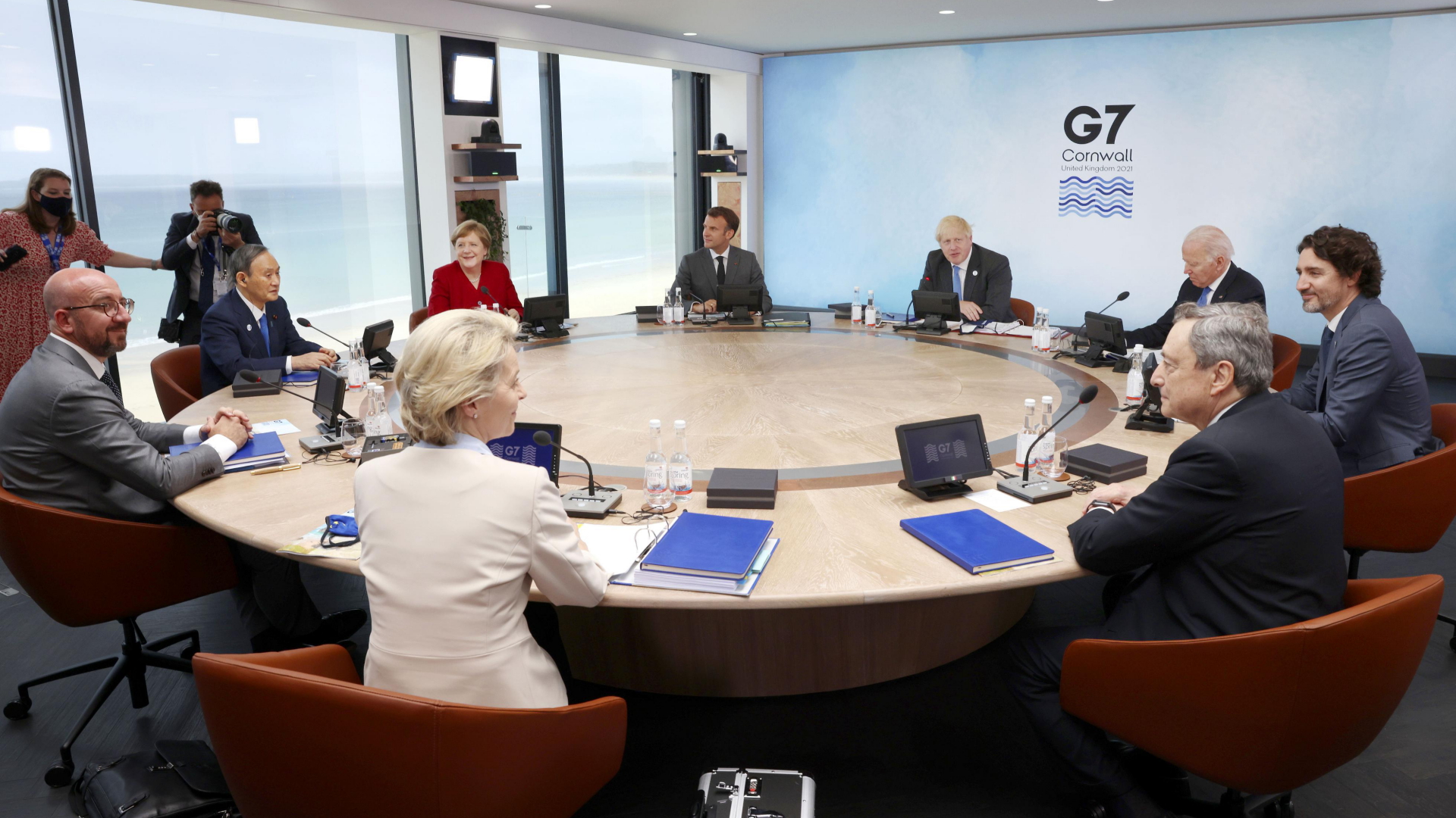 Charles Michel, Yoshihide Suga, Angela Merkel, Emmanuel Macron, Boris Johnson, Ursula von der Leyen, Joe Biden, Justin Trudeau, und Mario Draghi sitzen an einem runden Tisch während des G7-Treffens. | dpa