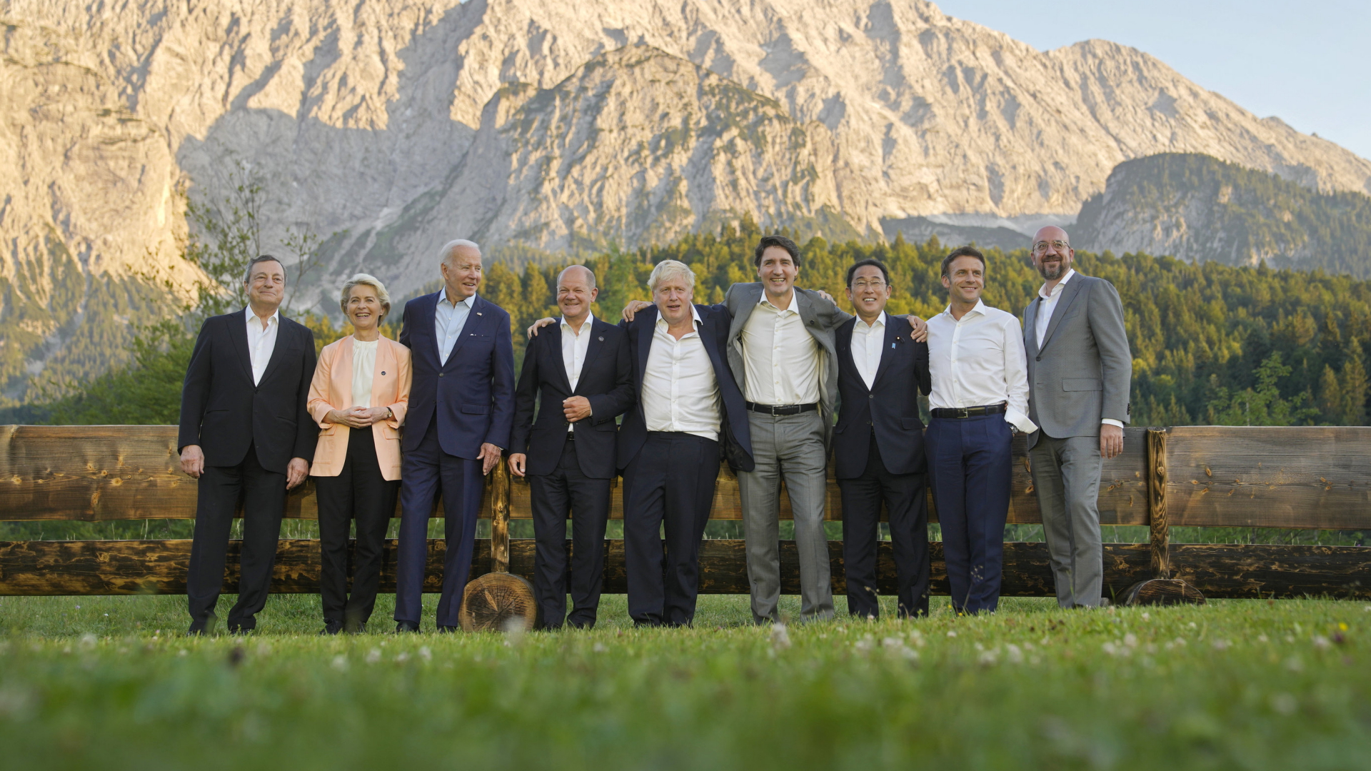 Die Teilnehmer des G7-Gipfels Draghi, von der Leyen, Biden, Scholz, Johnson, Trudeau, Kishida, Macron und Michel vor einer Alpenlandschaft.