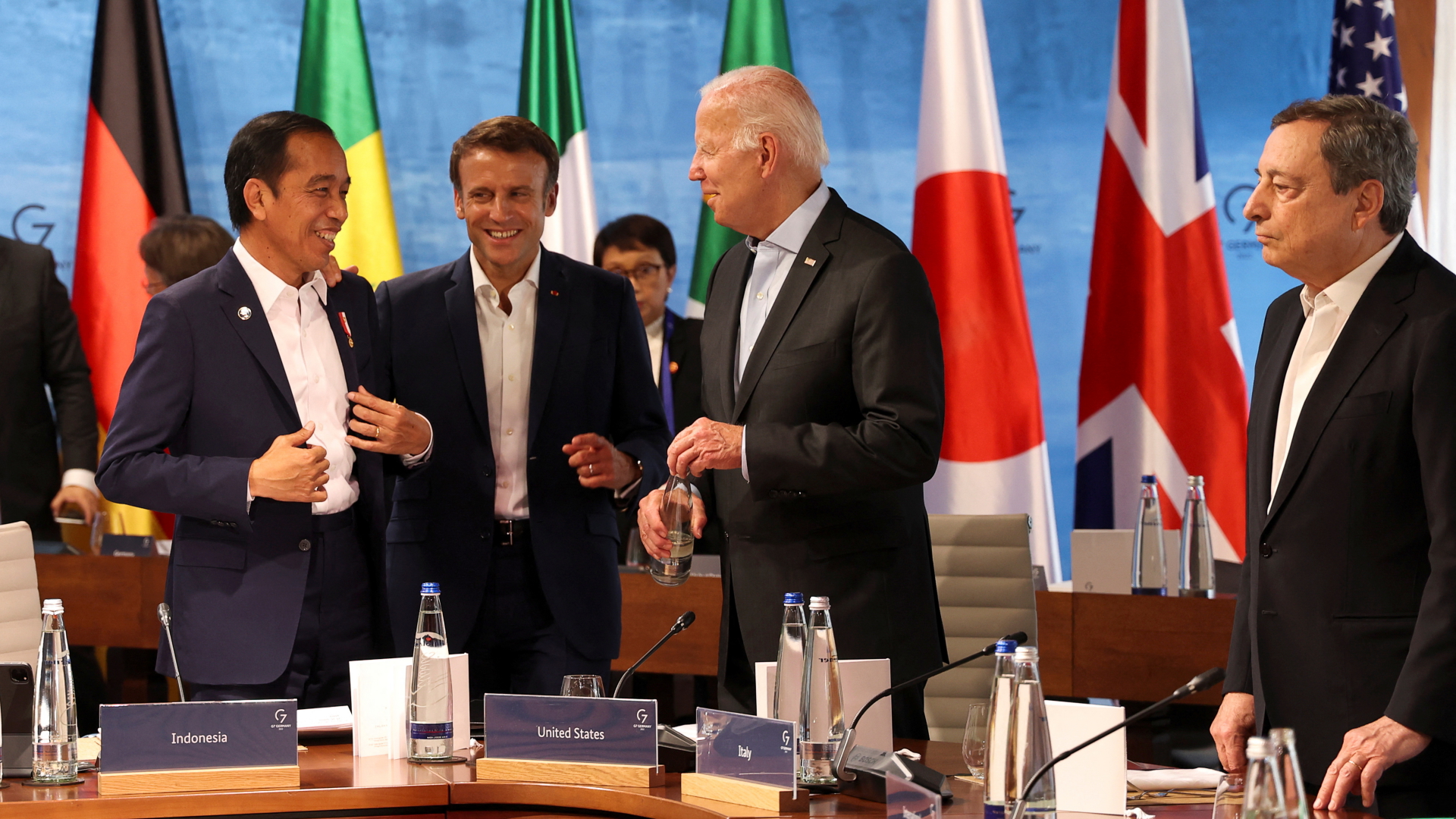 US-Präsident Joe Biden (2.v.r.) spricht beim G7-Gipfel auf Schloss Elmau mit den Regierungschefs aus Japan, Fumio Kishida (links), Frankreich, Emmanuel Macron (2.v.l.), und Italien, Mario Draghi. | REUTERS
