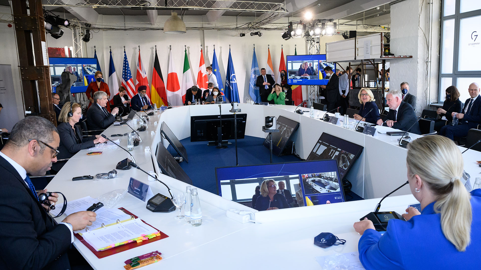 Ein runder Tisch, an dem die G7-Entwicklungsministerinnen und -minister sitzen.