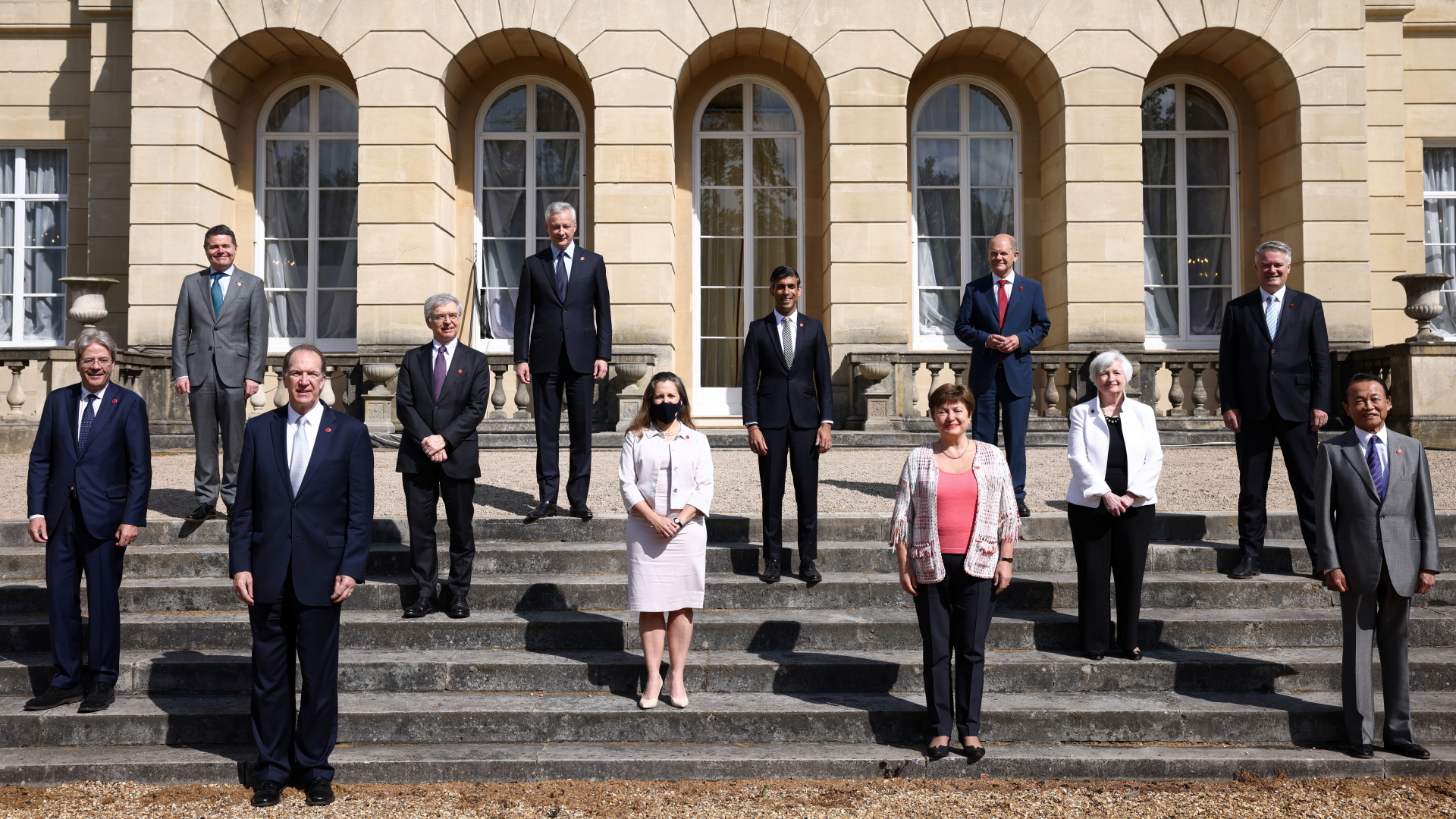 Die Finanzminister der G7-Staaten, Präsident der Weltbank und IWF-Direktorin Georgiewa beim traditionellen "Familienfoto" | dpa