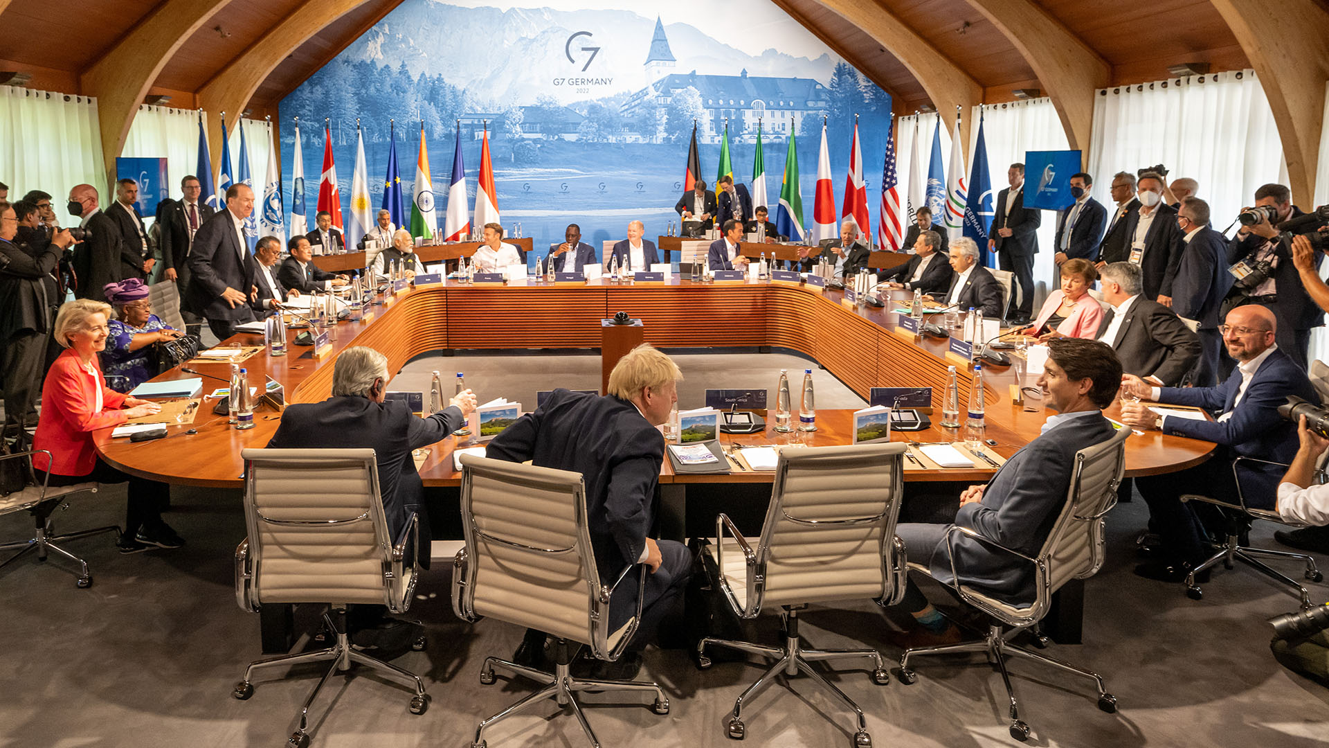 Die Teilnehmer des G7-Gipfels und die Gäste aus den Outreach-Staaten treffen sich in einem Saal.  | picture alliance/dpa