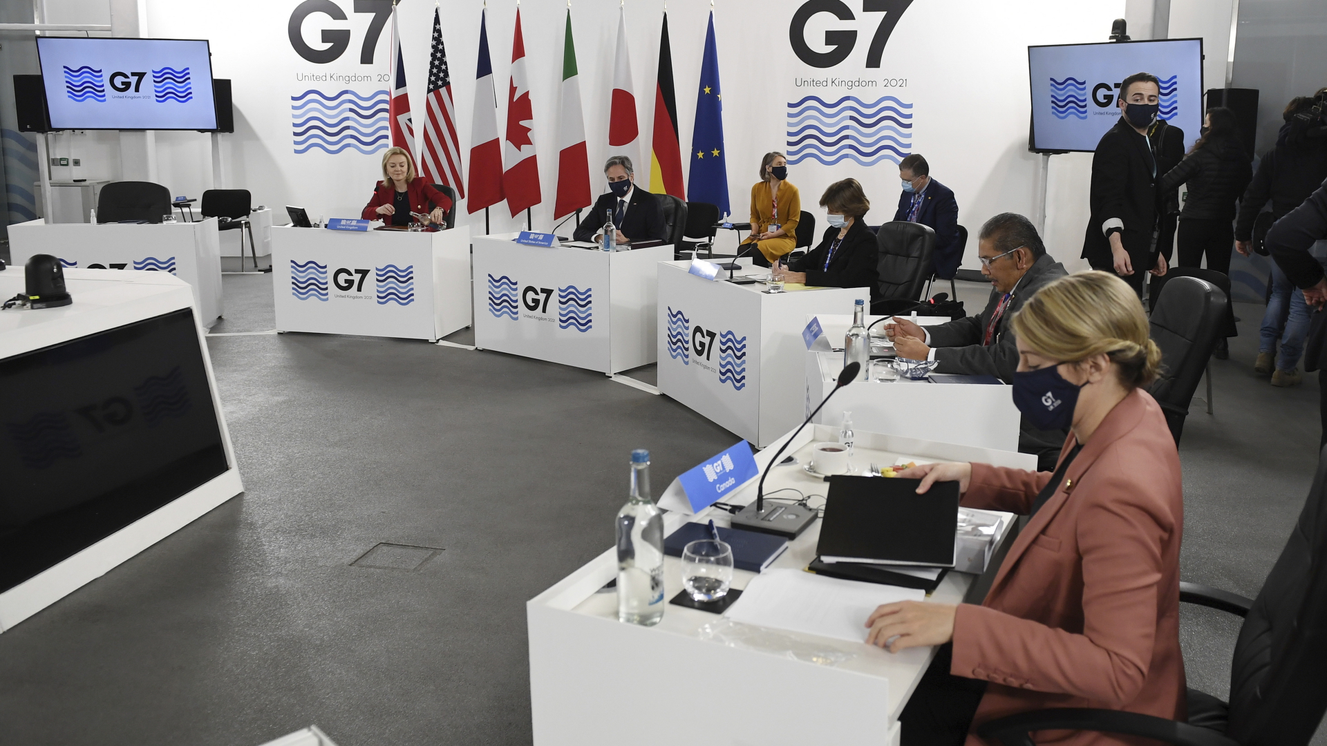 Liz Truss (links), Außenministerin von Großbritannien, moderiert eine Sitzung während des G7-Treffens der Außen- und Entwicklungsminister. | dpa