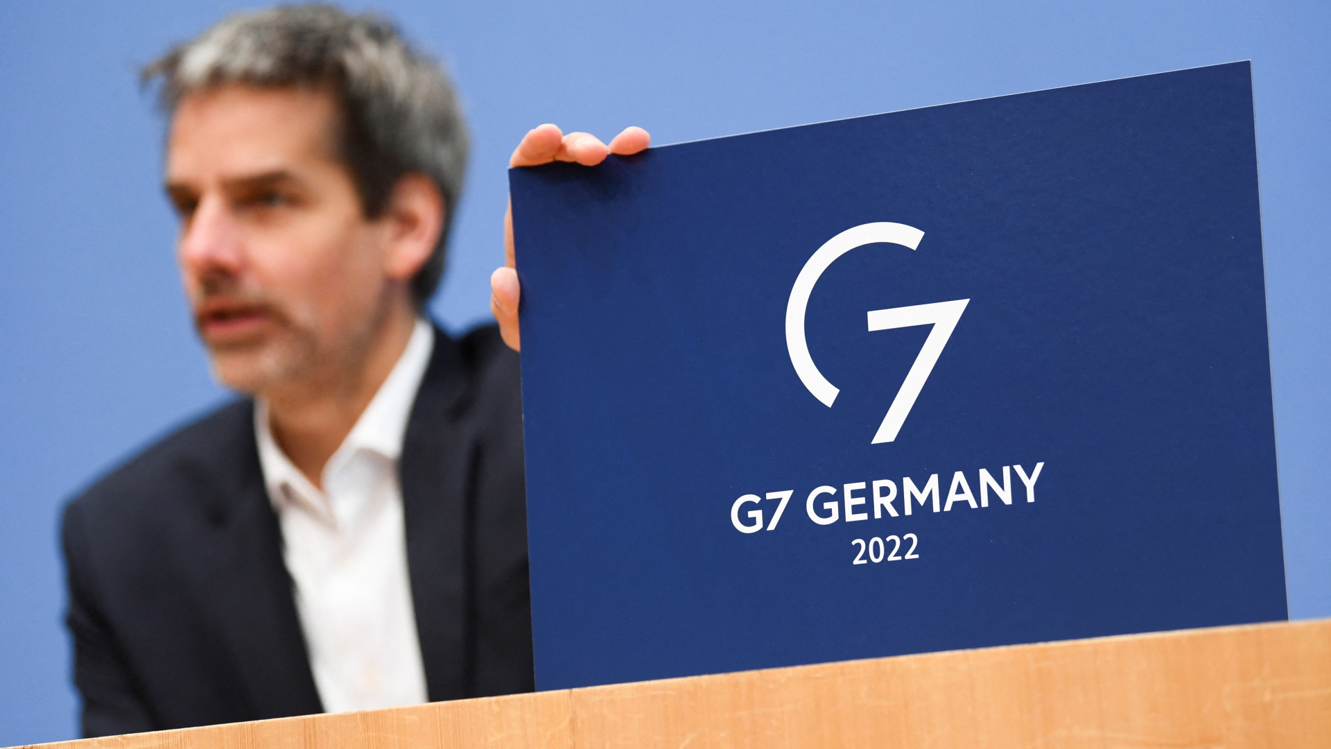 Regierungssprecher Steffen Hebestreit stellt das Logo für den deutschen G7-Vorsitz vor. | REUTERS