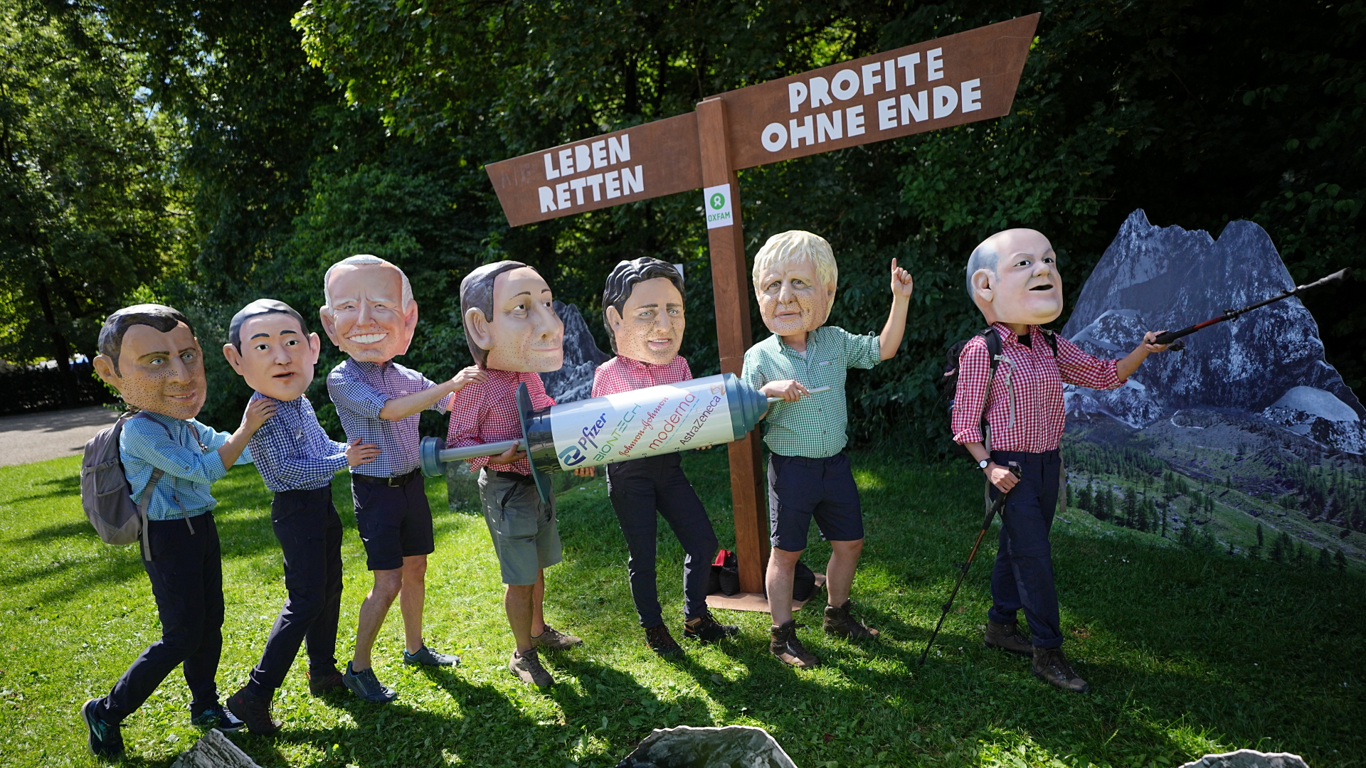 Aktivisten der Organisation Oxfam tragen Masken der G7-Spitzenpolitiker | dpa