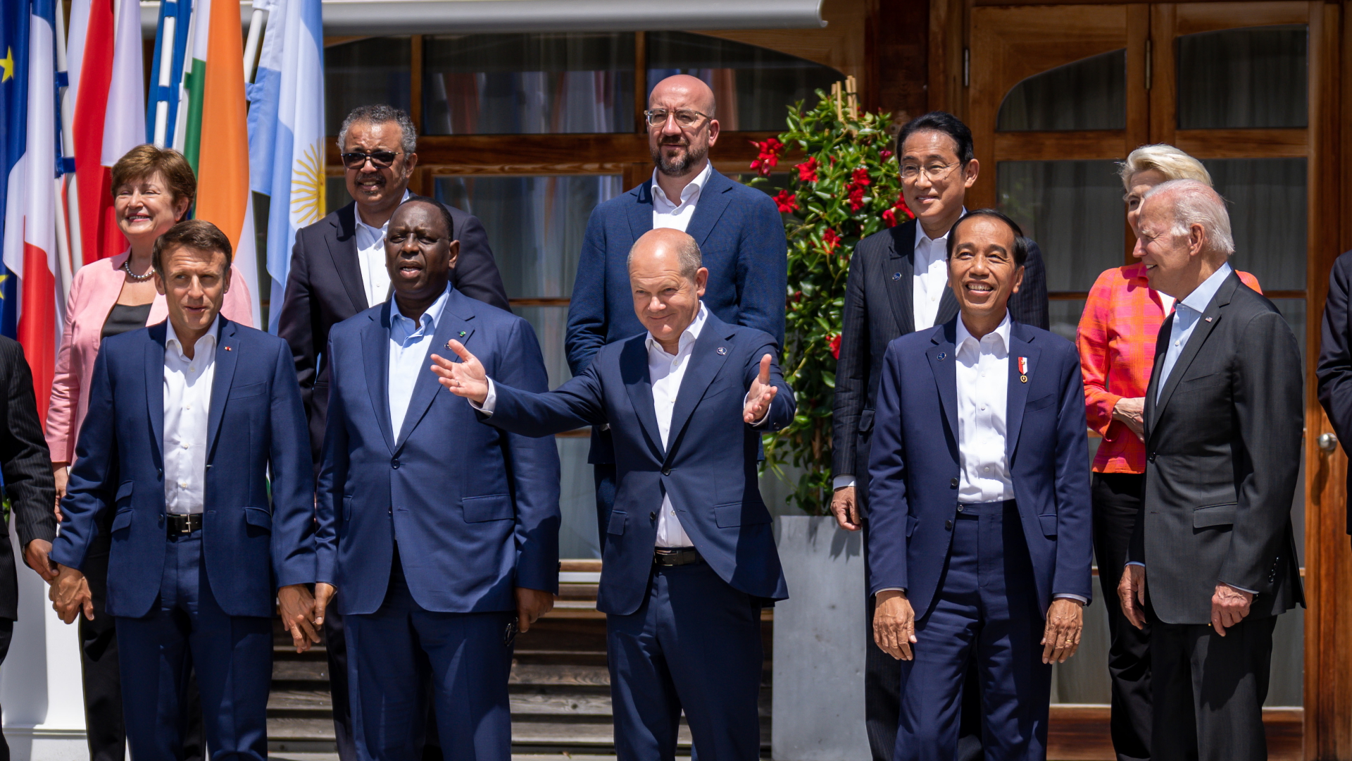 Bundeskanzler Olaf Scholz (M) mit Emmanuel Macron (vorne l-r), Präsident von Frankreich, Macky Sall, Präsident des Senegal, Jako Widodo, Präsident von Indonesien, und US-Präsident Joe Biden.