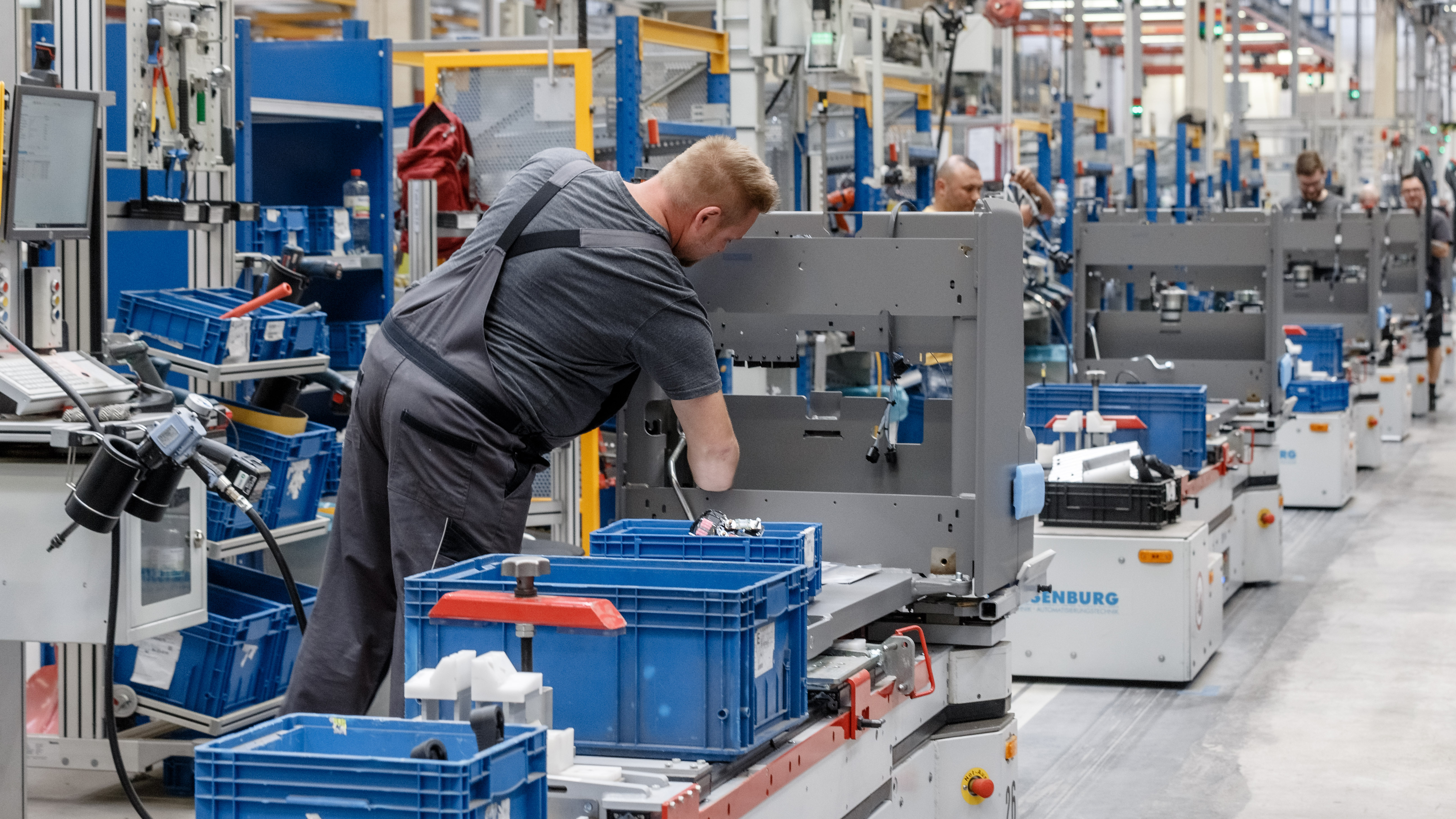 Hamburg, Norderstedt: Mitarbeiter fertigen im Jungheinrich Werk Norderstedt Gabelstapler auf einer von fünf Produktionslinien. | dpa