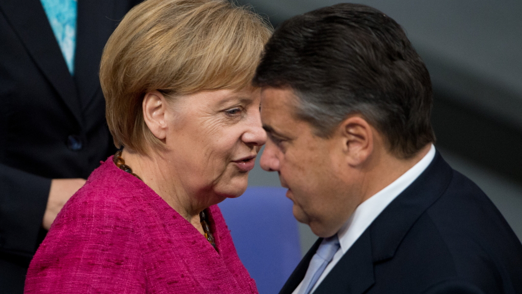 SPD-Chef Gabriel und Bundeskanzlerin Merkel. | dpa