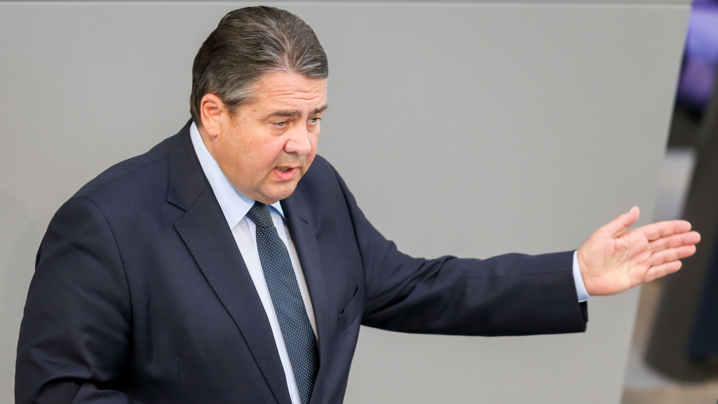 Bundeswirtschaftsminister Gabriel am Rednerpult im Bundestag