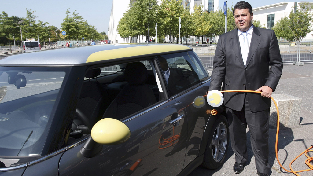 Umweltminister Gabriel betankt in Berlin ein Elektroauto mit Strom