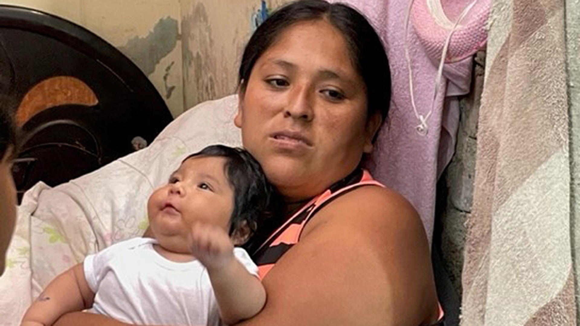 Gabriela mit Säugling auf dem Arm | Verena von Schönfeldt