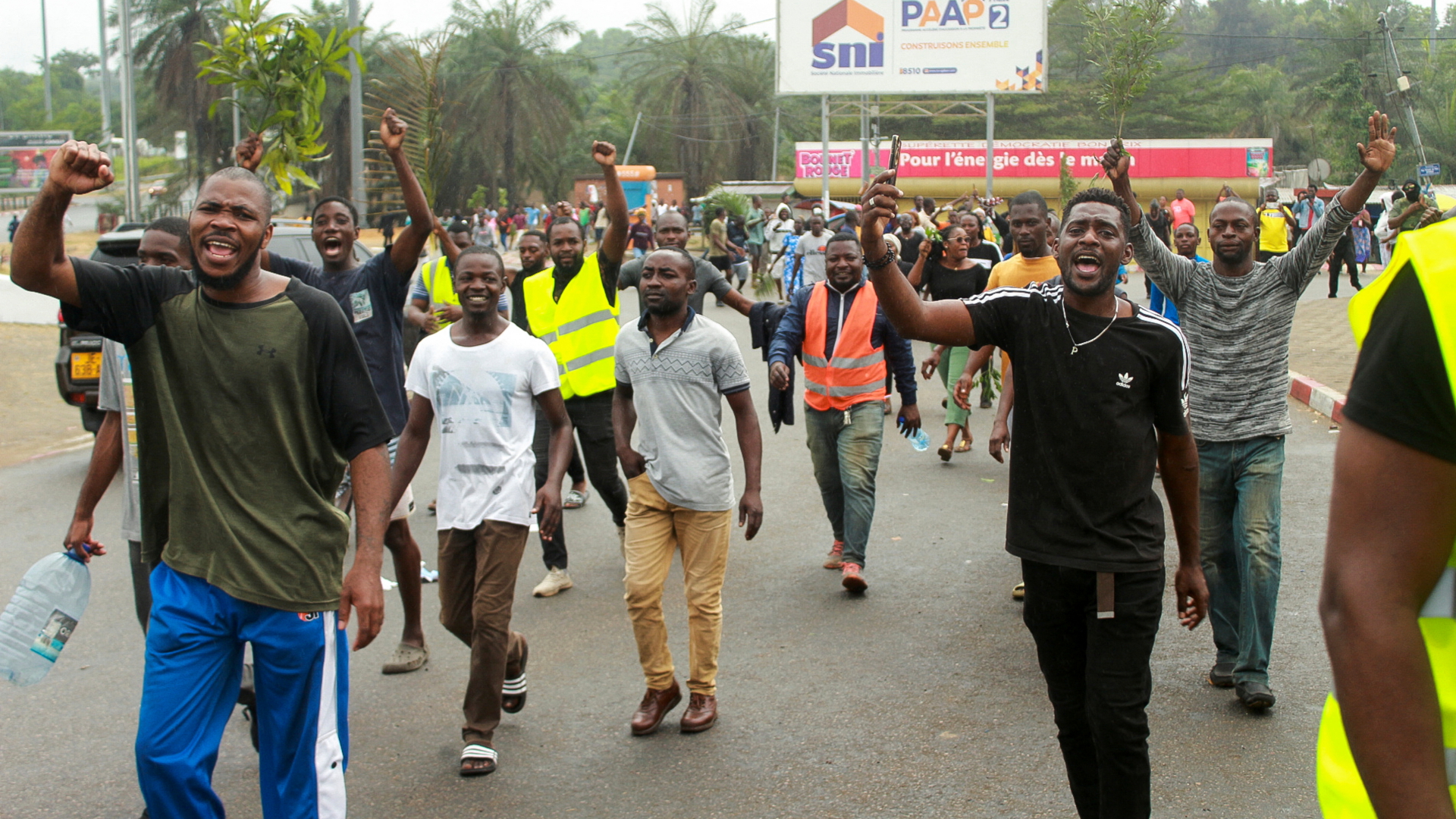Menschen jubeln nach dem Putsch in Gabun in den Straßen von Libreville