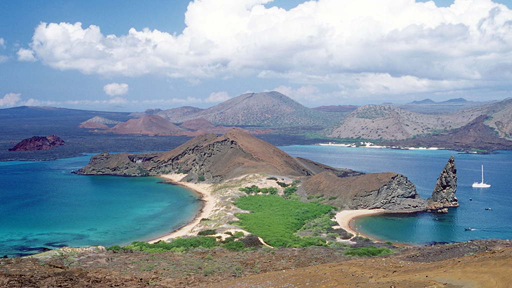 Blick von der Galapagos-Insel St. Cristobal auf die berühmte Felsennadel "Pinnacle Rock" | picture-alliance / dpa