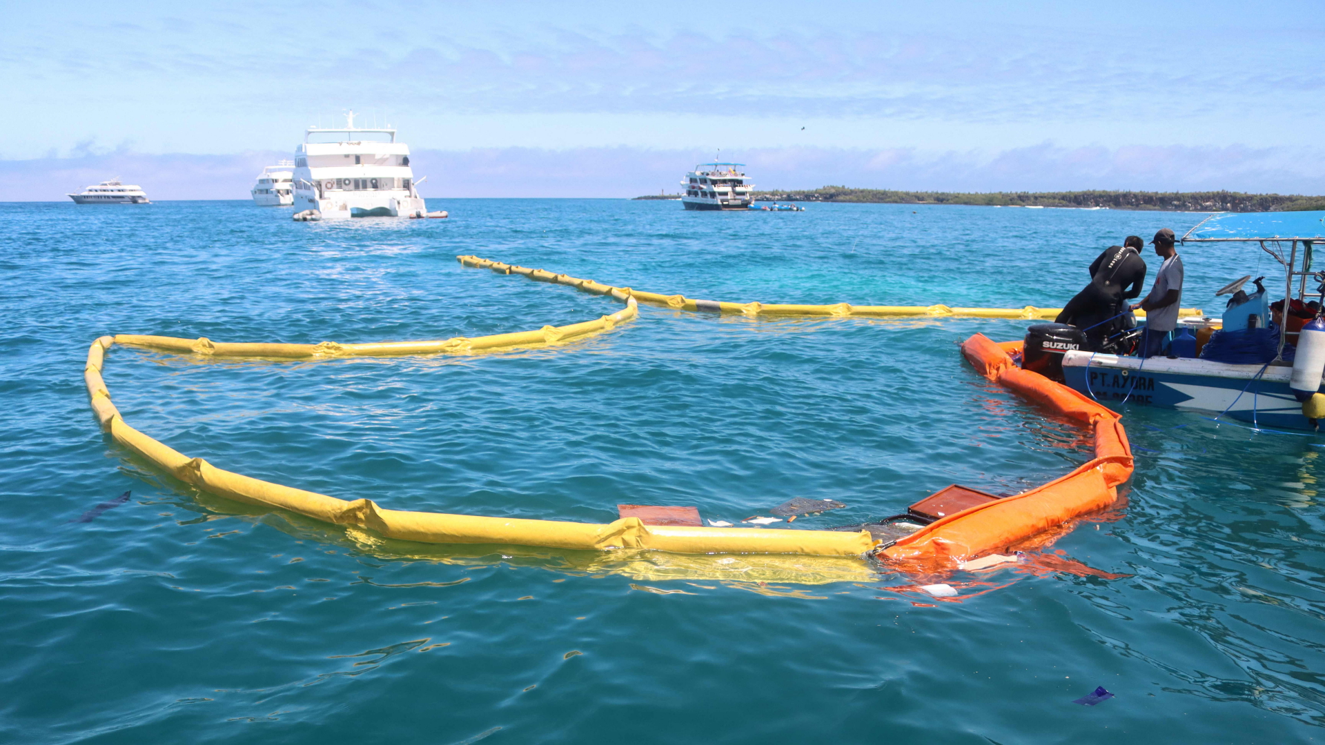 Küstenschützer versuchen vor der Insel Santa Cruz, ausgelaufenen Treibstoff aufzufangen | AFP