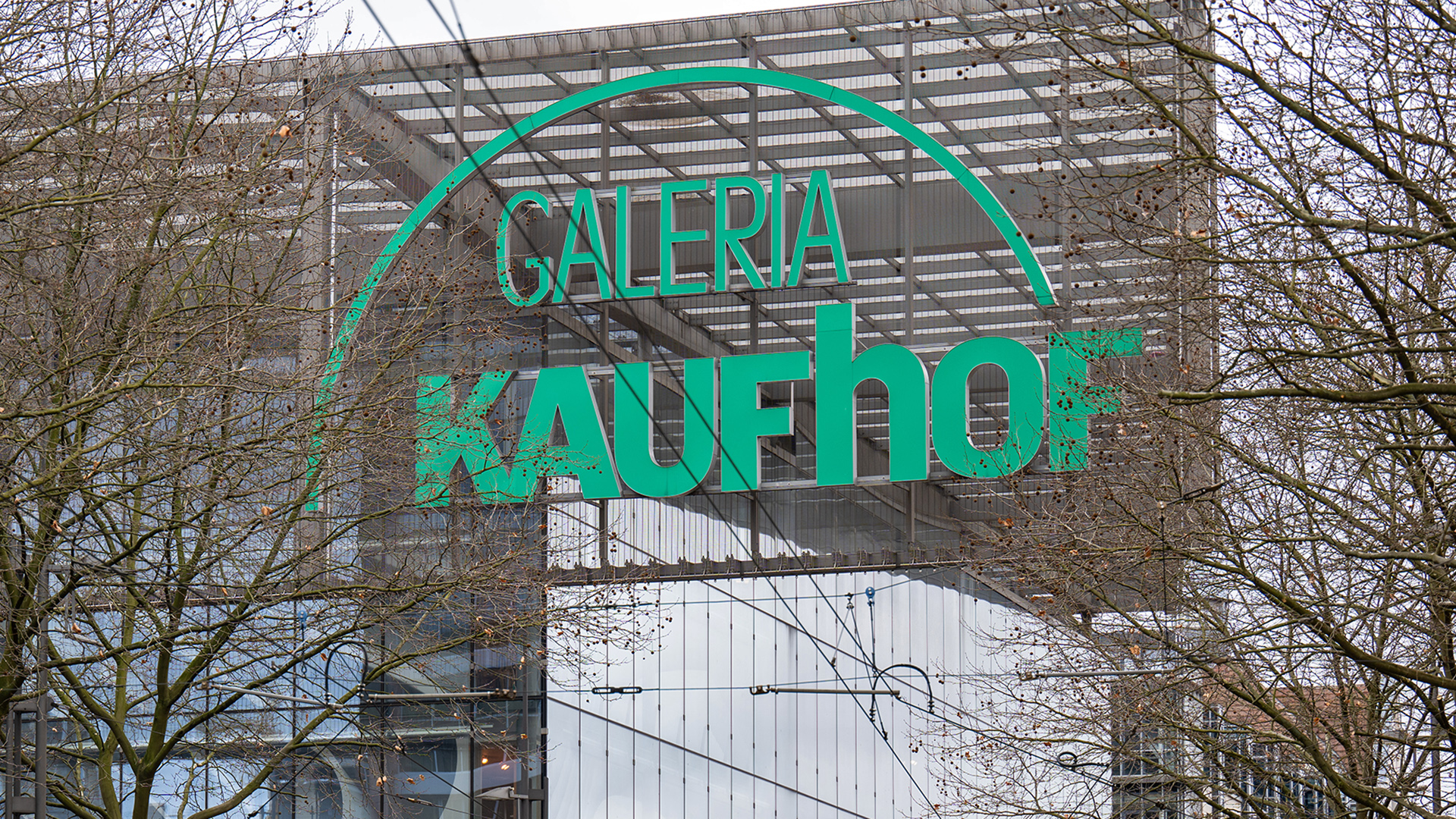 Das Logo der Galeria Kaufhof prangt groß über dem Neumarkt in Chemnitz | dpa