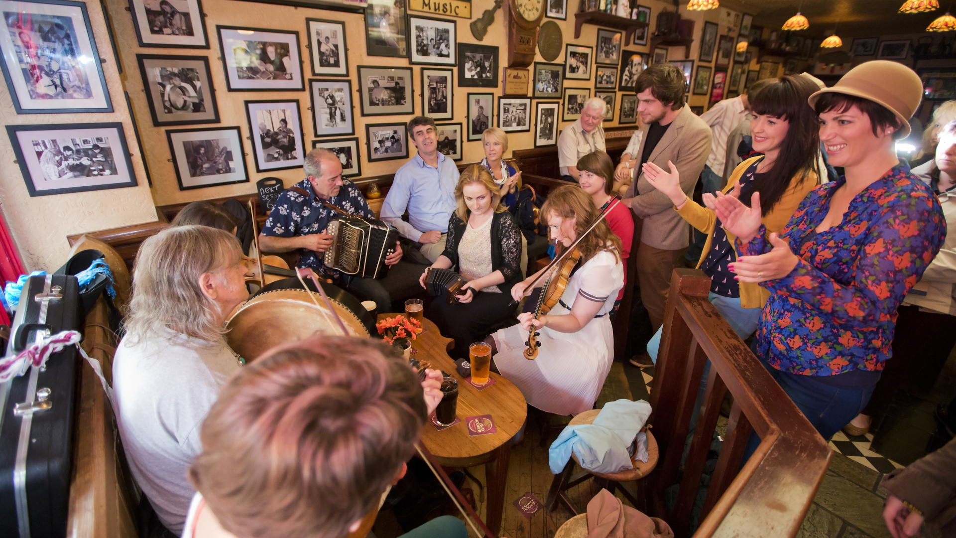 Besucher eines Pubs in Galway musizieren gemeinsam. | dpa