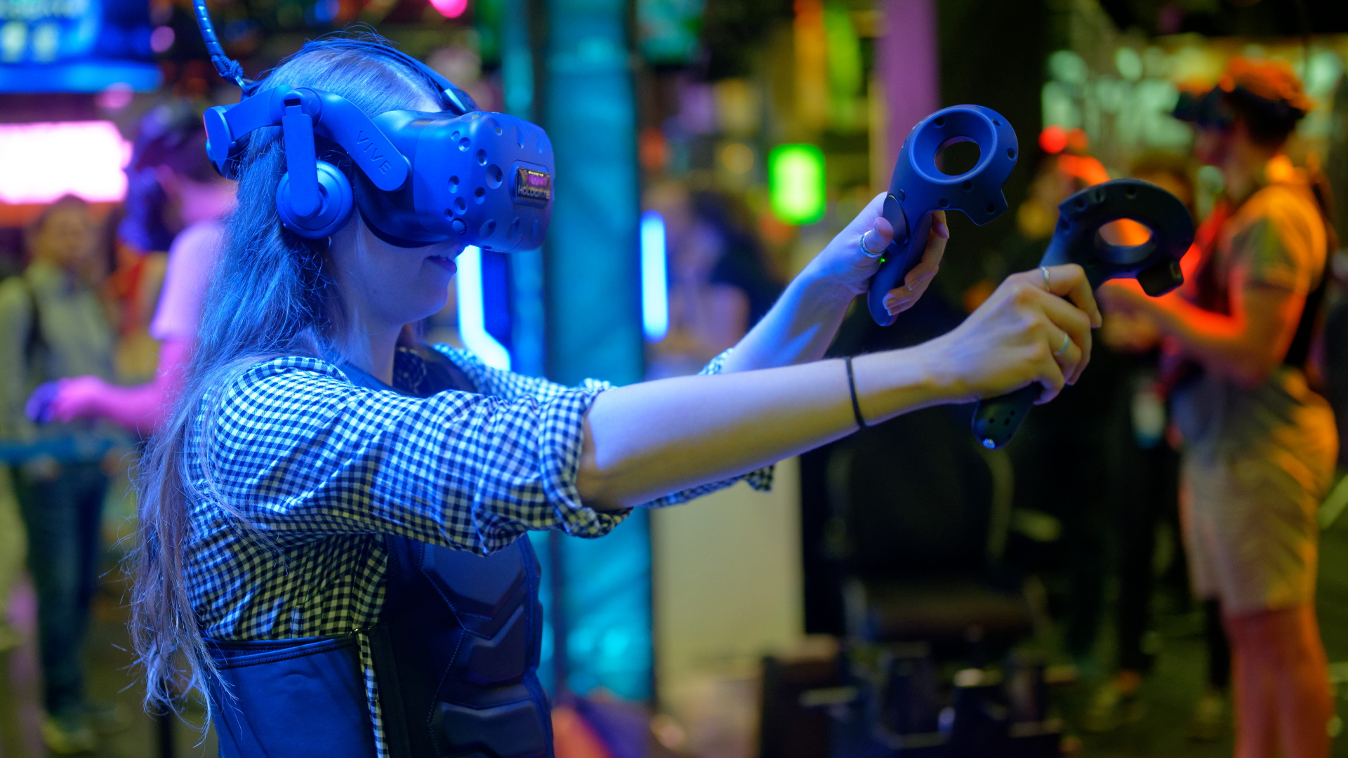 Eine Besucherin mit einer VR-Brille testet ein Computerspiel auf der Gamescom 2019. | dpa