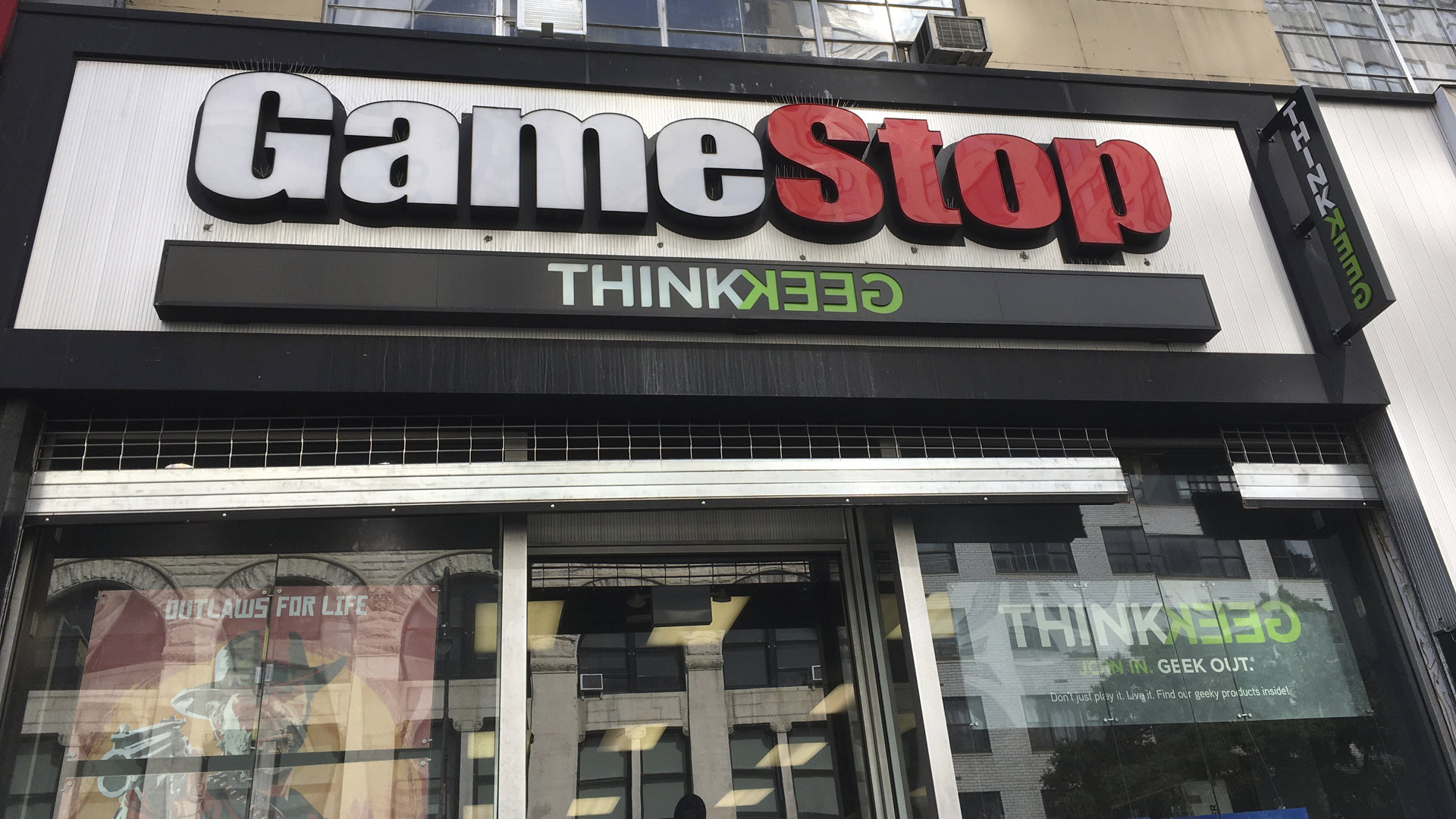 Junge Leute stehen vor einem GameStop-Shop