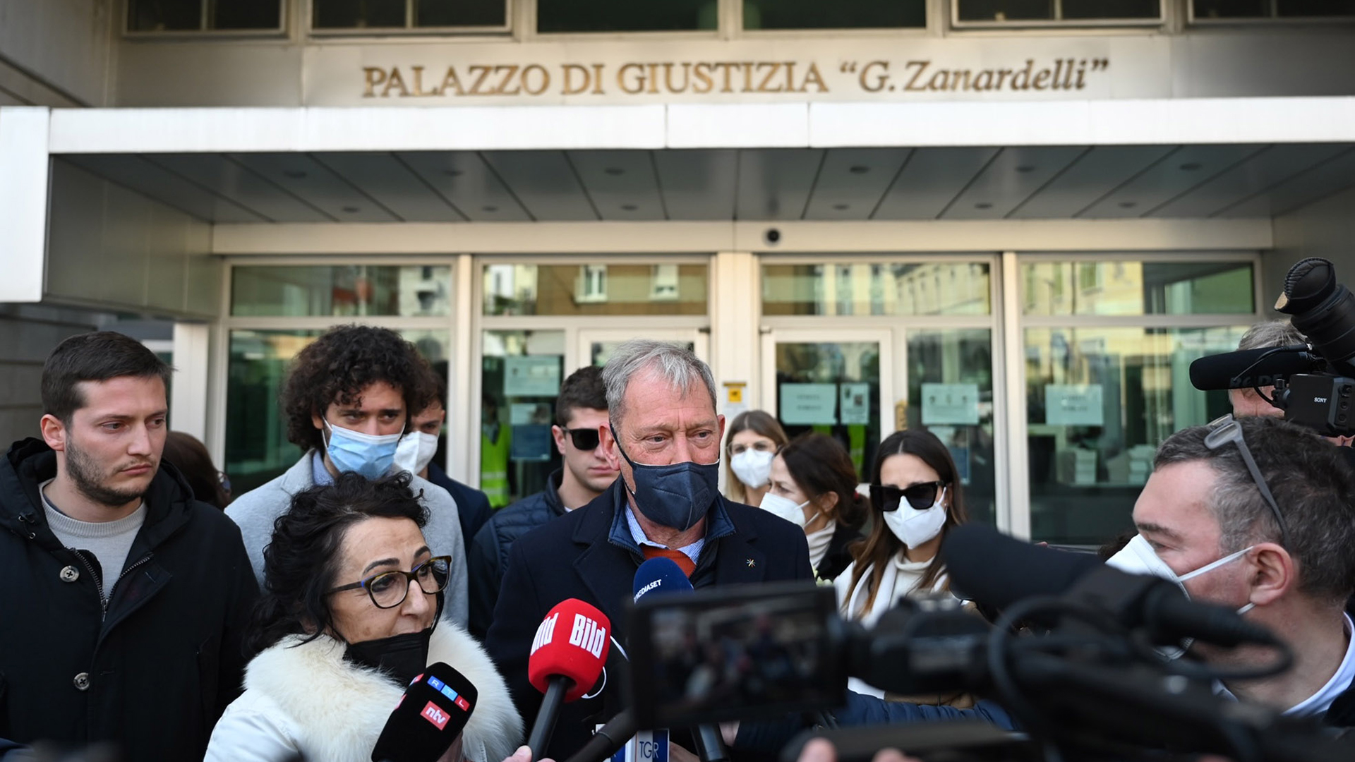Raffaele Nedrotti und seine Frau Nadia sprechen vor dem Gericht mit Medienvertretern. | dpa