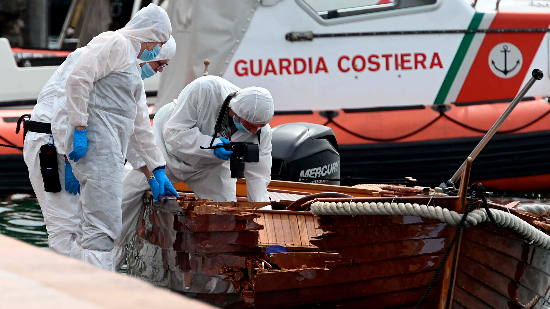 Forensiker begutachten den Schaden an einem Boot im Hafen in Salo, Italien. (Archivbild vom 20.06.2021) | dpa