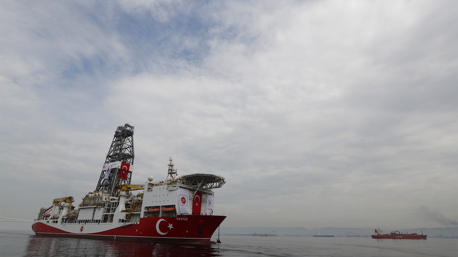 Türkisches Bohrschiff auf dem Weg ins Mittelmeer  | picture alliance/AP Photo