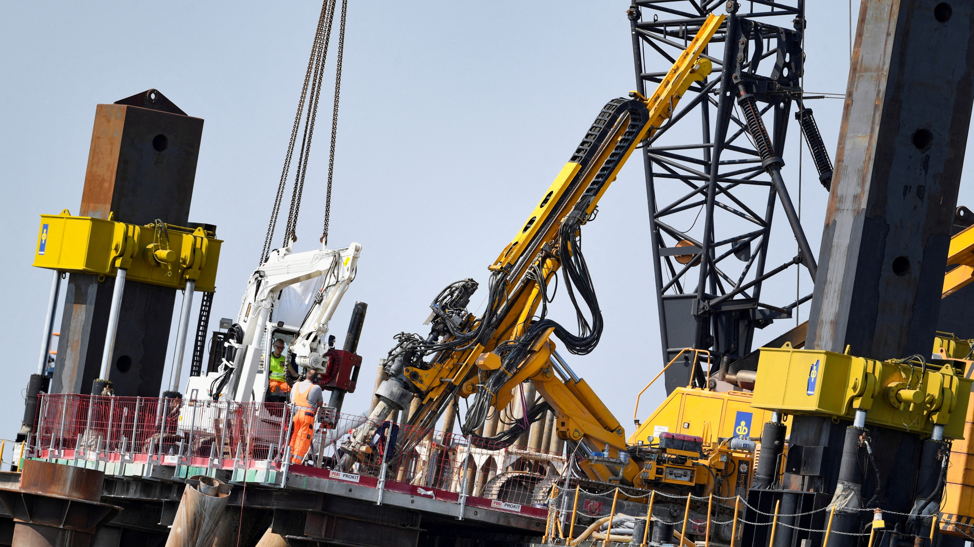 Arbeiter stehen auf einer Baustelle für ein geplantes schwimmendes LNG-Terminal  im Hafen von Wilhelmshaven | REUTERS