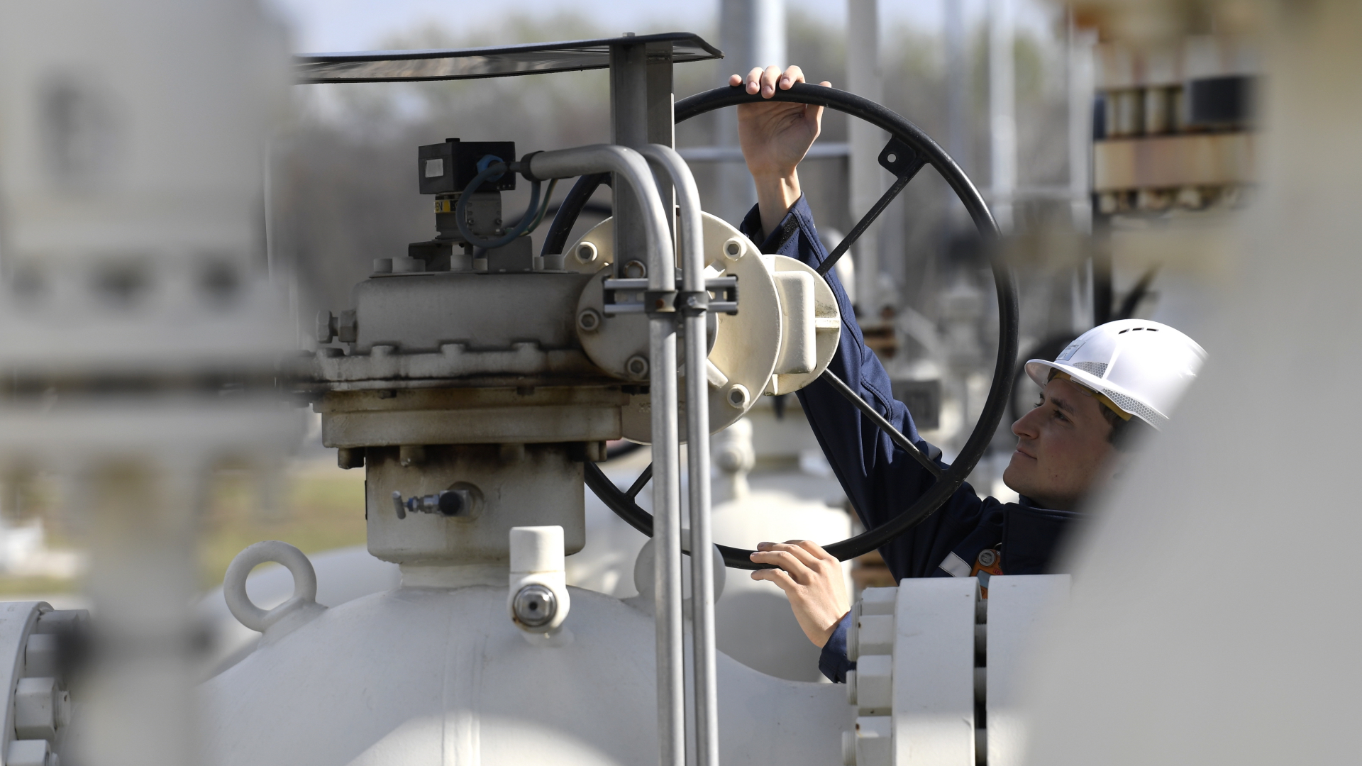 Ein Mitarbeiter arbeitet an einer Erdgasleitung | dpa