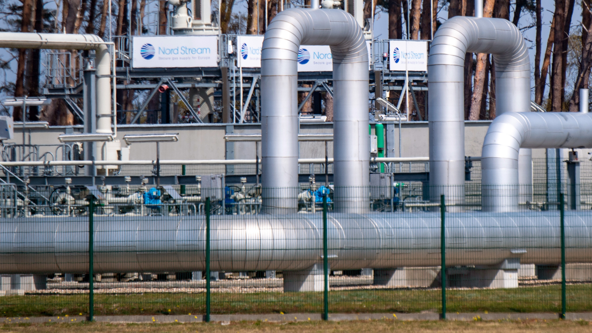 Blick auf Rohrsysteme und Absperrvorrichtungen in der Gasempfangsstation der Ostseepipeline Nord Stream 1 und der Übernahmestation der Ferngasleitung OPAL (Ostsee-Pipeline-Anbindungsleitung). | dpa