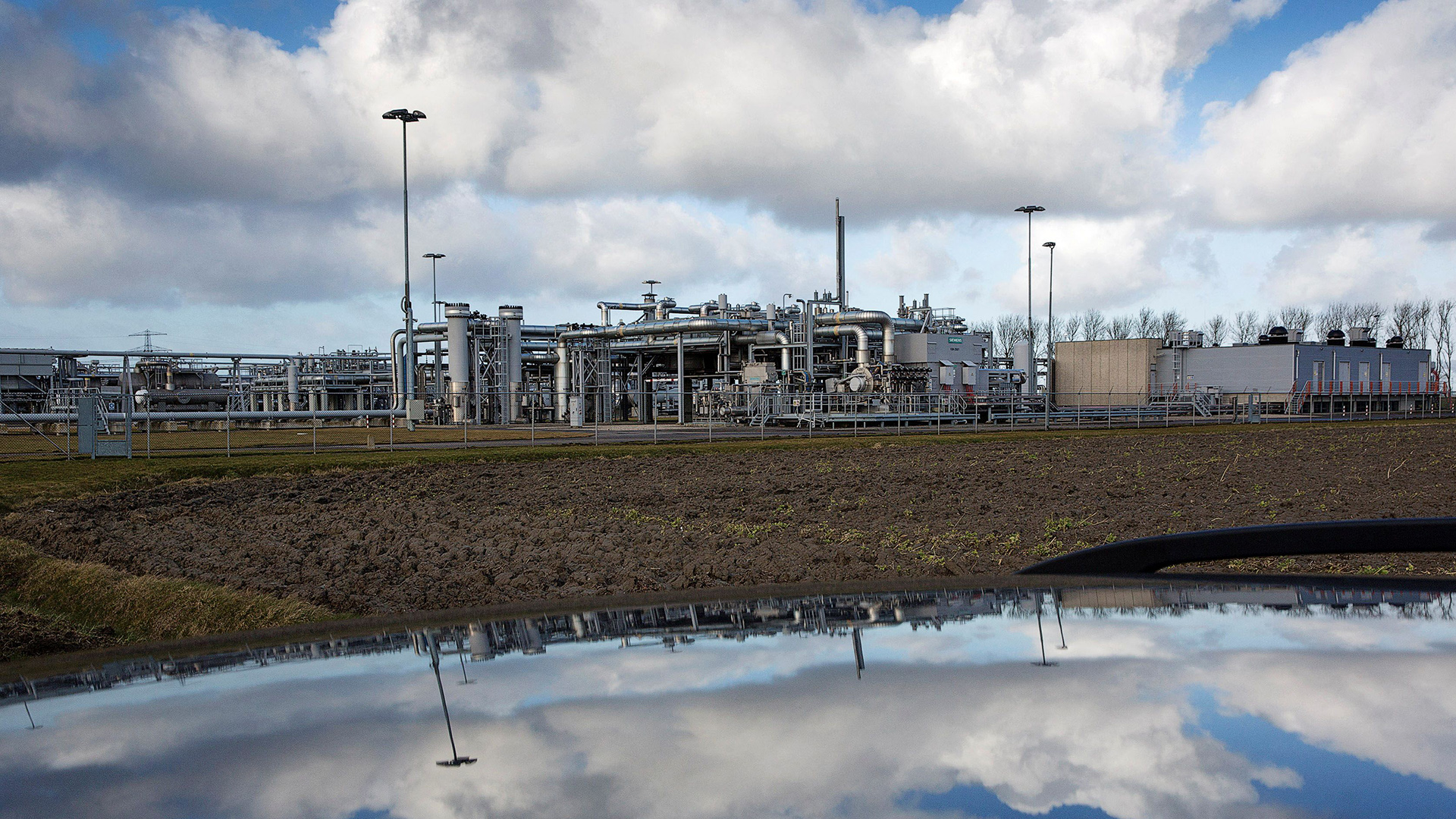 Eine Gasproduktionsanlage spiegelt sich im Dach eines Autos in Groningen, Niederlande | REUTERS