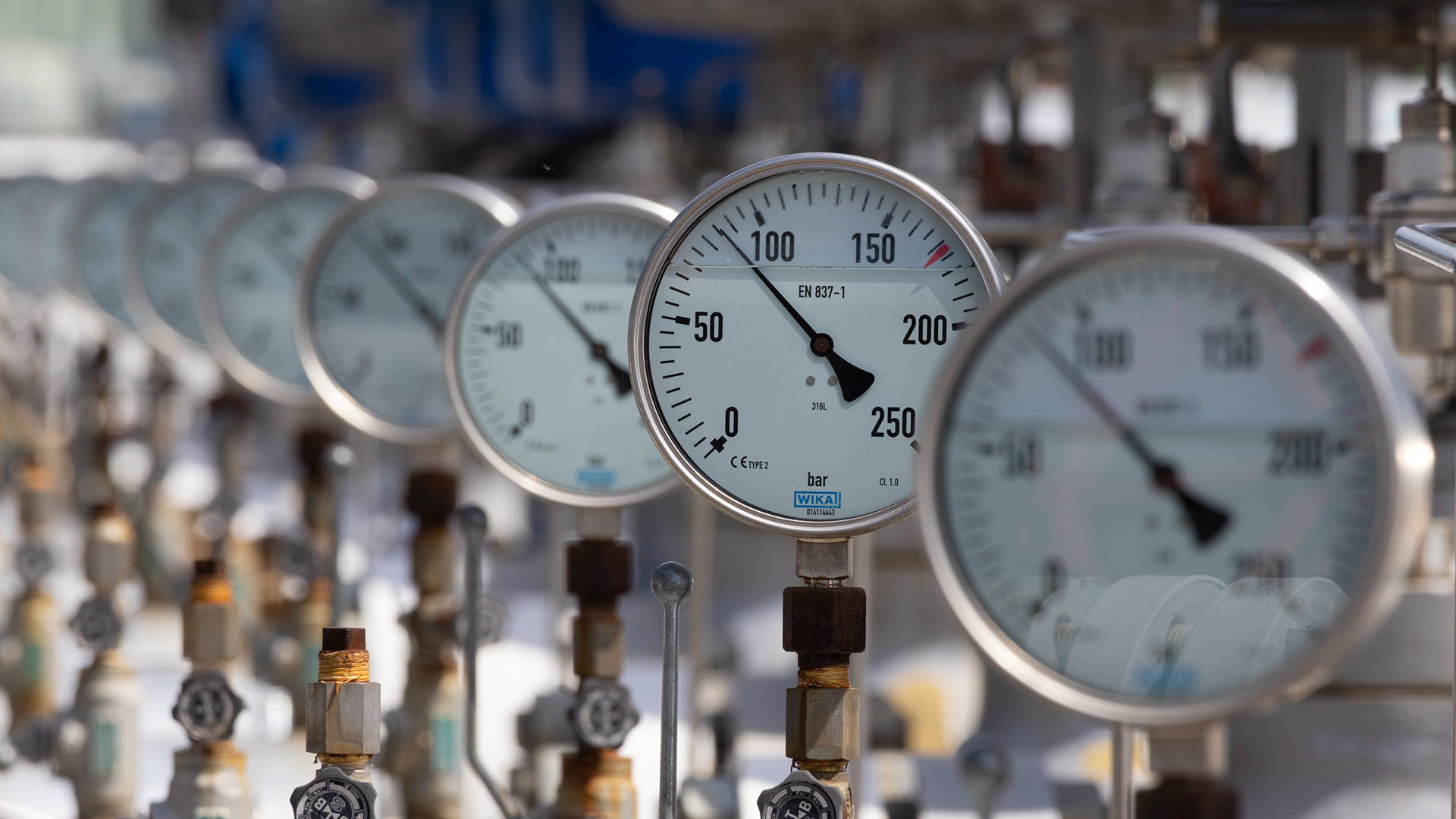 Gasleitungen mit Absperrventilen und Druckanzeigern führen in einen Erdgasspeicher der Ungarischen Gasspeicher Gesellschaft. | dpa