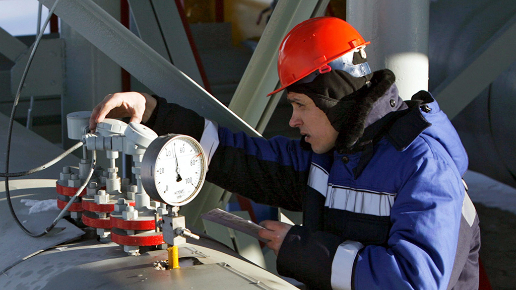 Mitarbeiter von Gazprom arbeitet an einem Gasregler