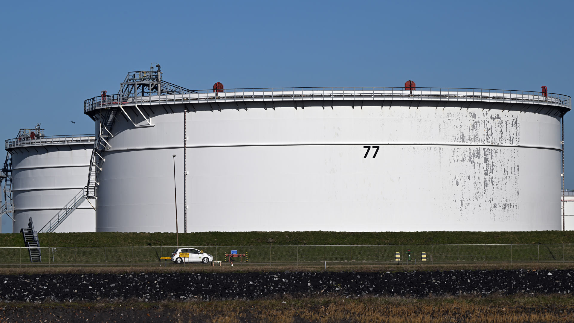 LNG Tanks im Hafen von Rotterdam | picture alliance/dpa