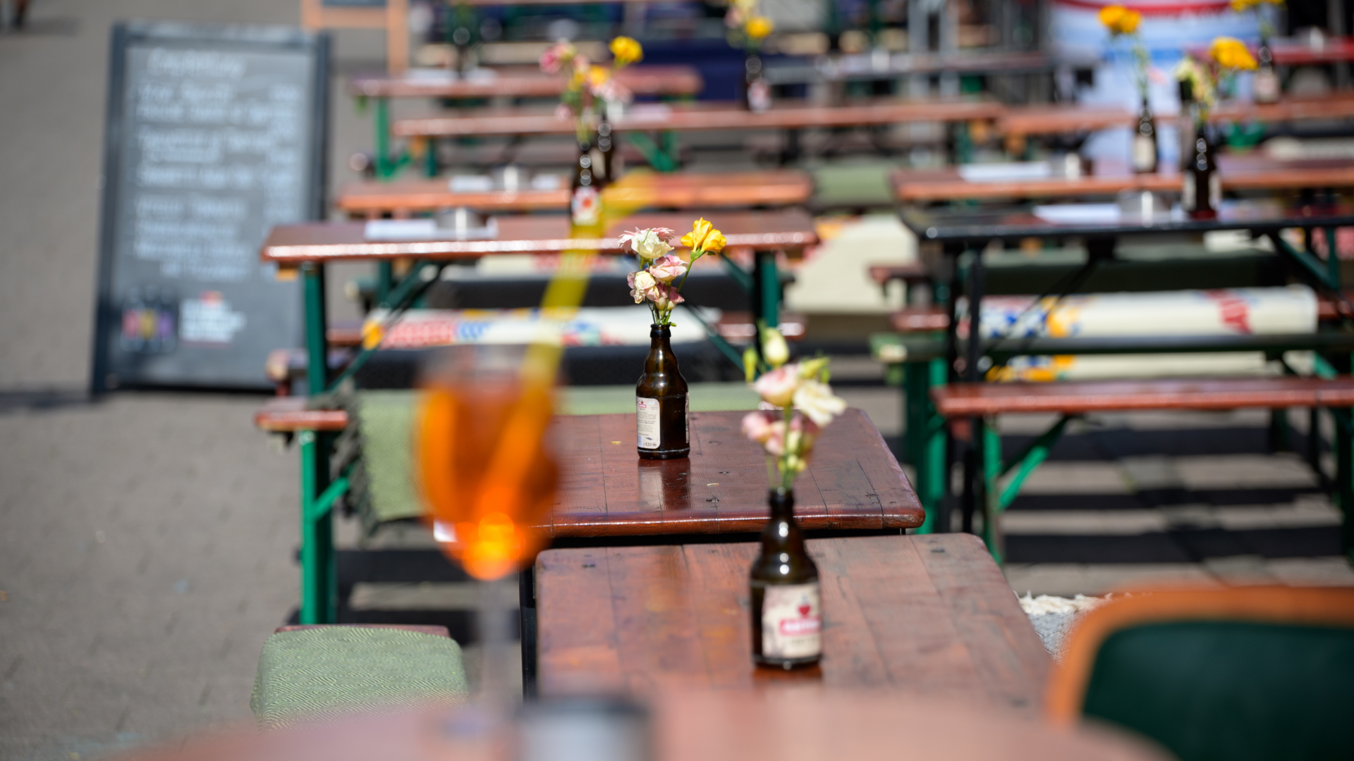 Getränke stehen auf Tischen im Außenbereich eines Lokals.